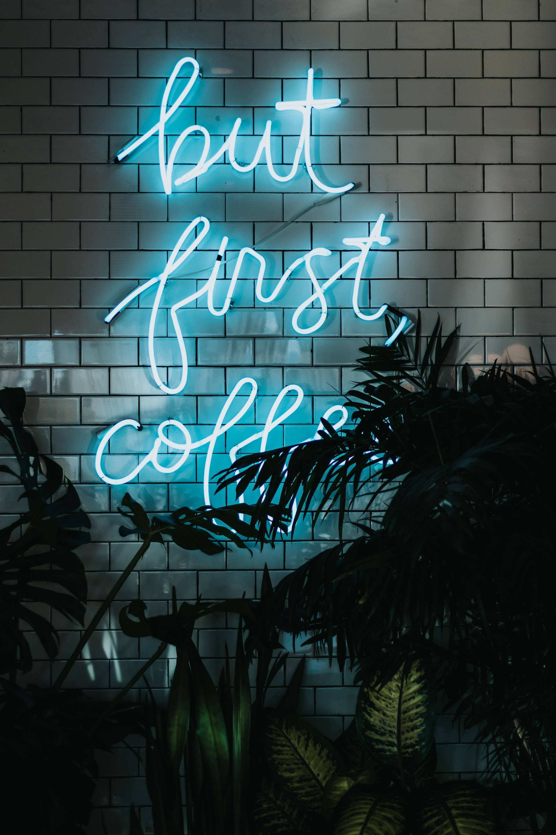 «But First Coffee» σε νέον μπλε iPhone Ταπετσαρία