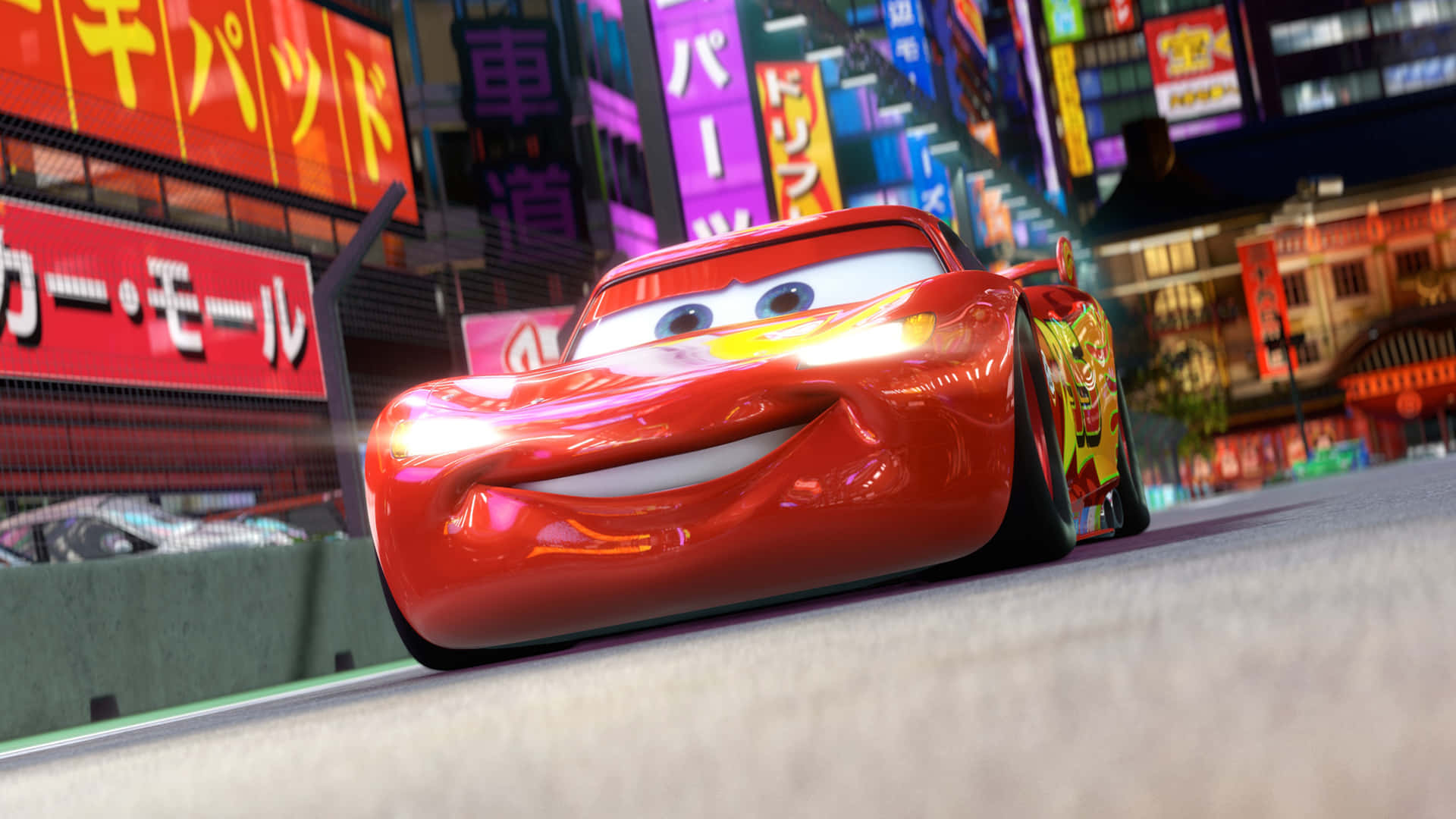 Cars 3 - ένα κόκκινο αυτοκίνητο να οδηγεί σε έναν δρόμο της πόλης Ταπετσαρία