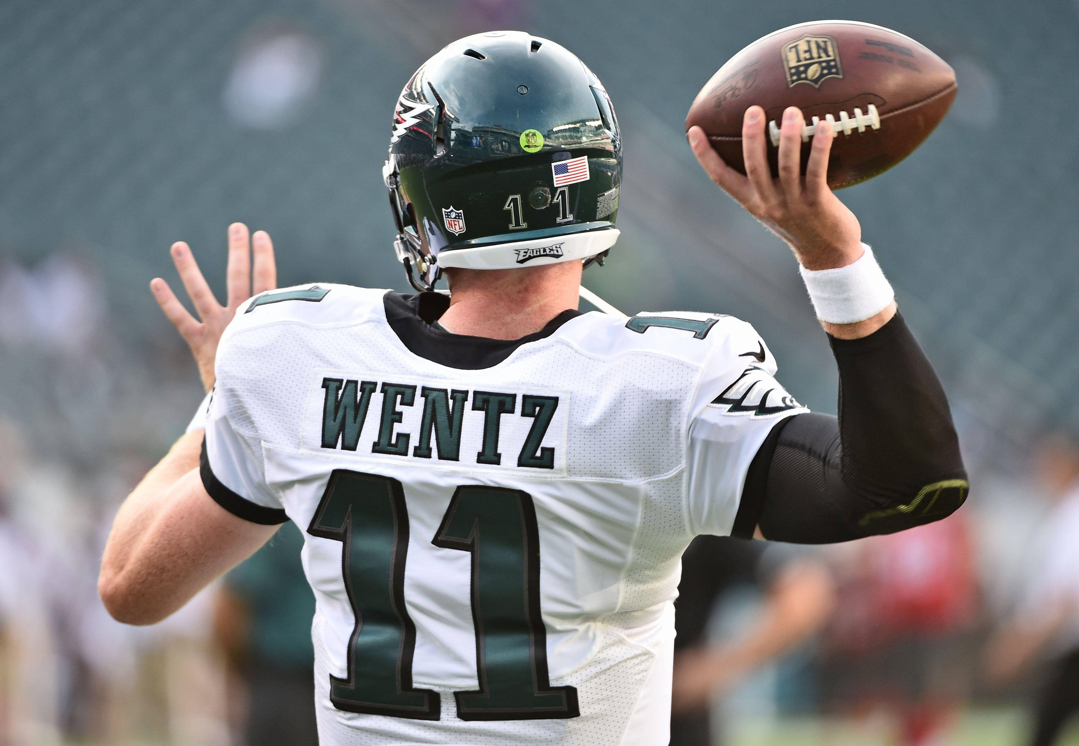 Carson Wentz Ρίχνει Μπάλα NFL Ταπετσαρία
