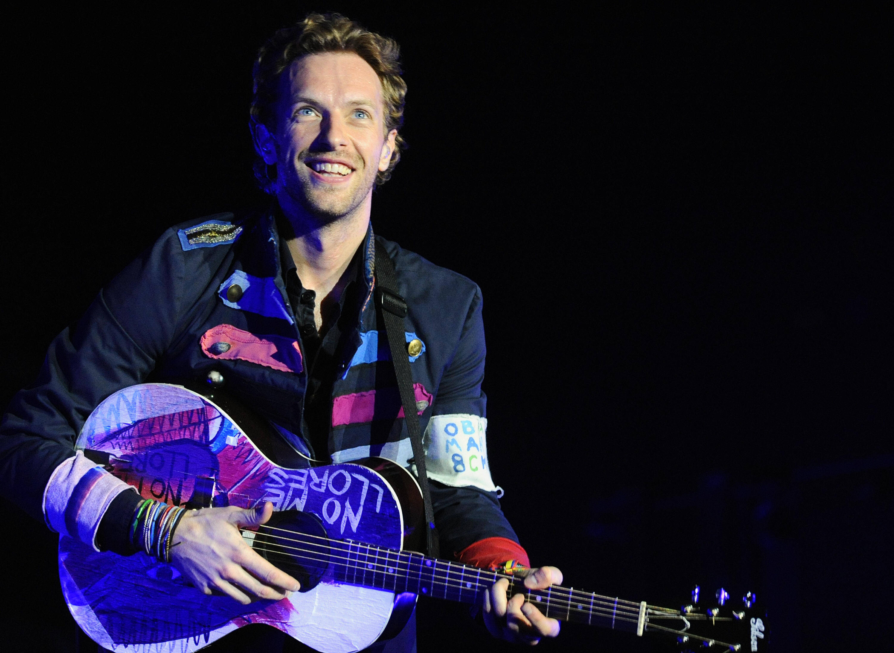 Chris Martin Μαύρο Φόντο Ταπετσαρία