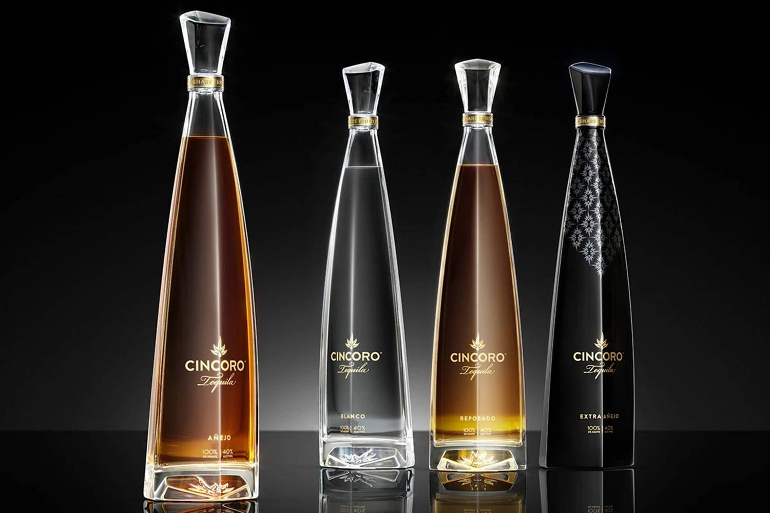 Τέσσερα Μπουκάλια Cincoro Tequilla σε Μαύρο Ντεγκραντέ Φόντο Ταπετσαρία