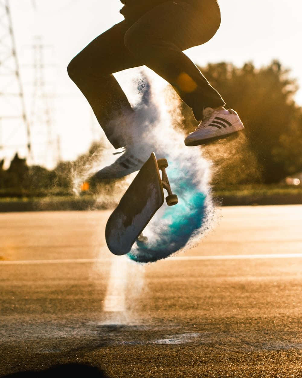 Cool skateboarder που επιδεικνύει την τελευταία λέξη στο street style Ταπετσαρία