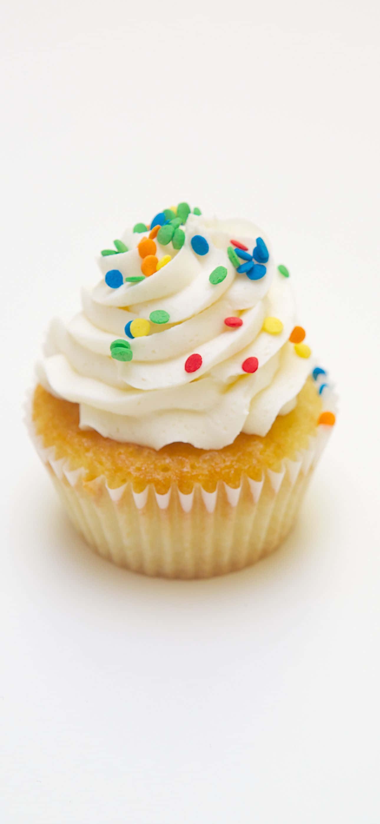 Ένα λευκό cupcake με λευκό γλάσο Ταπετσαρία