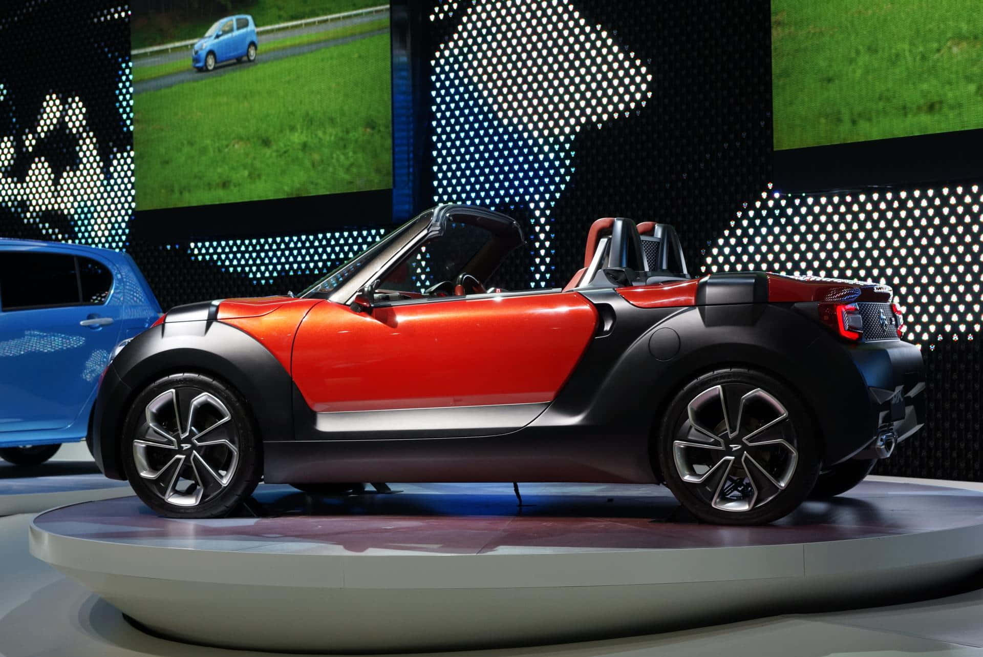 Κομψό Κόκκινο Daihatsu σε Ανοιχτό Δρόμο Ταπετσαρία