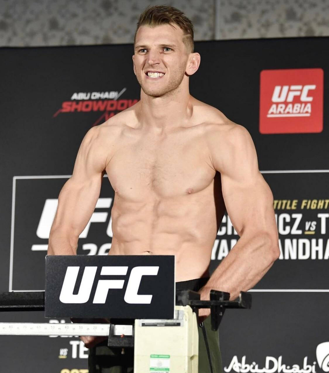 Dan Hooker Χαμογελαστός Στη Ζυγαριά Ταπετσαρία