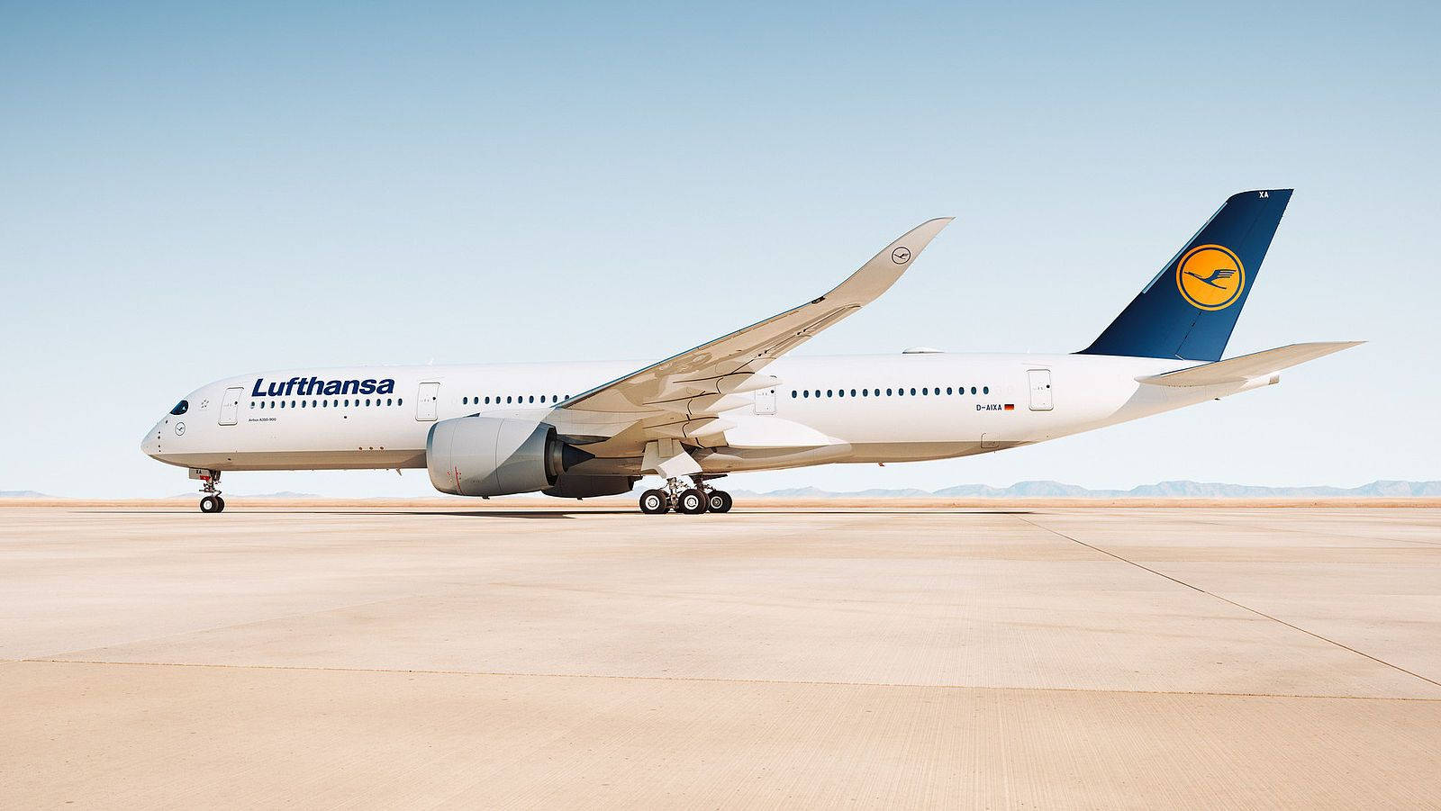 Αεροπλάνο της Deutsche Lufthansa κάτω από τον καυτό ήλιο Ταπετσαρία