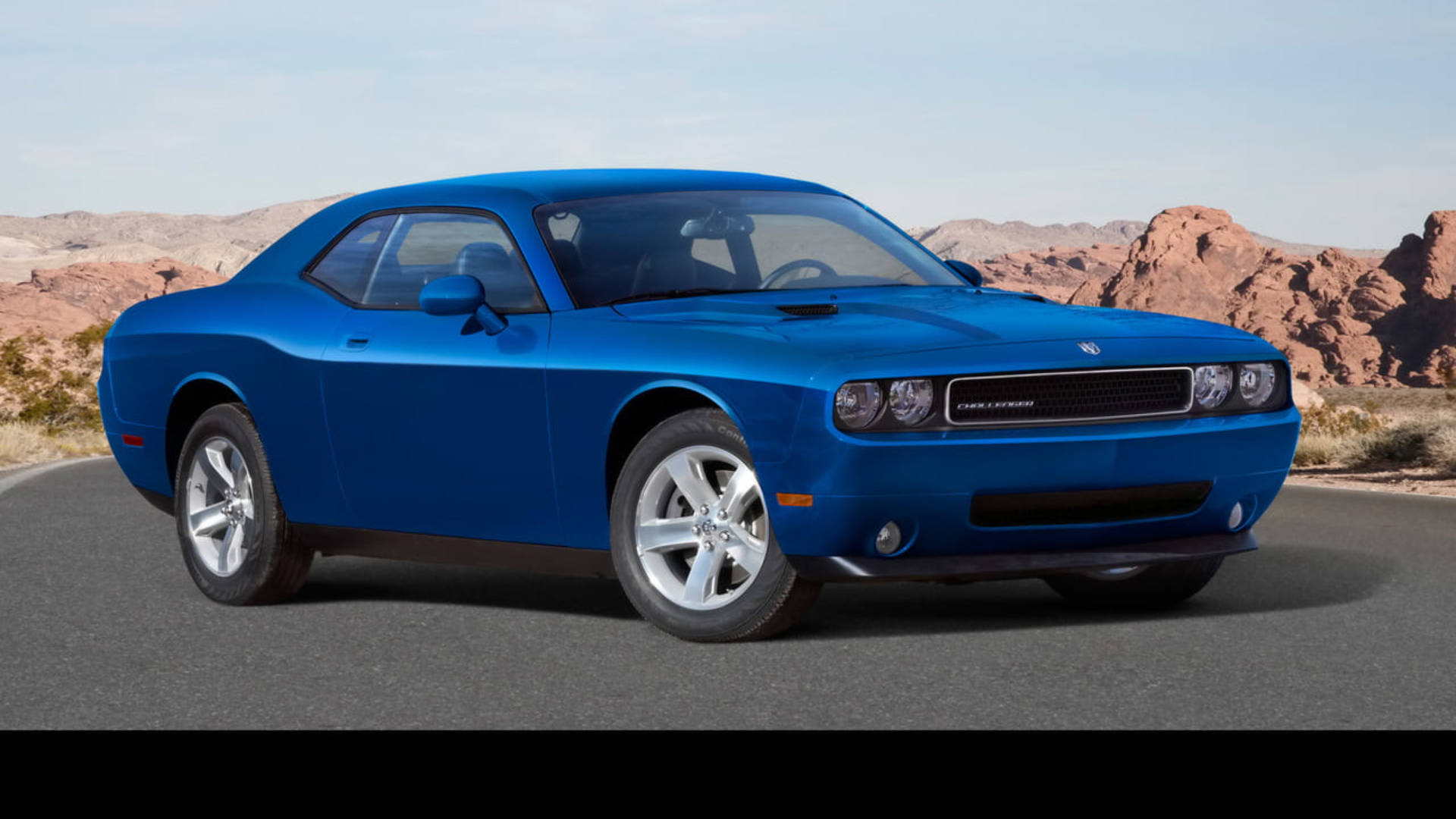 Ισχυρό Μπλε Dodge Challenger σε Δυναμική Πόζα Ταπετσαρία