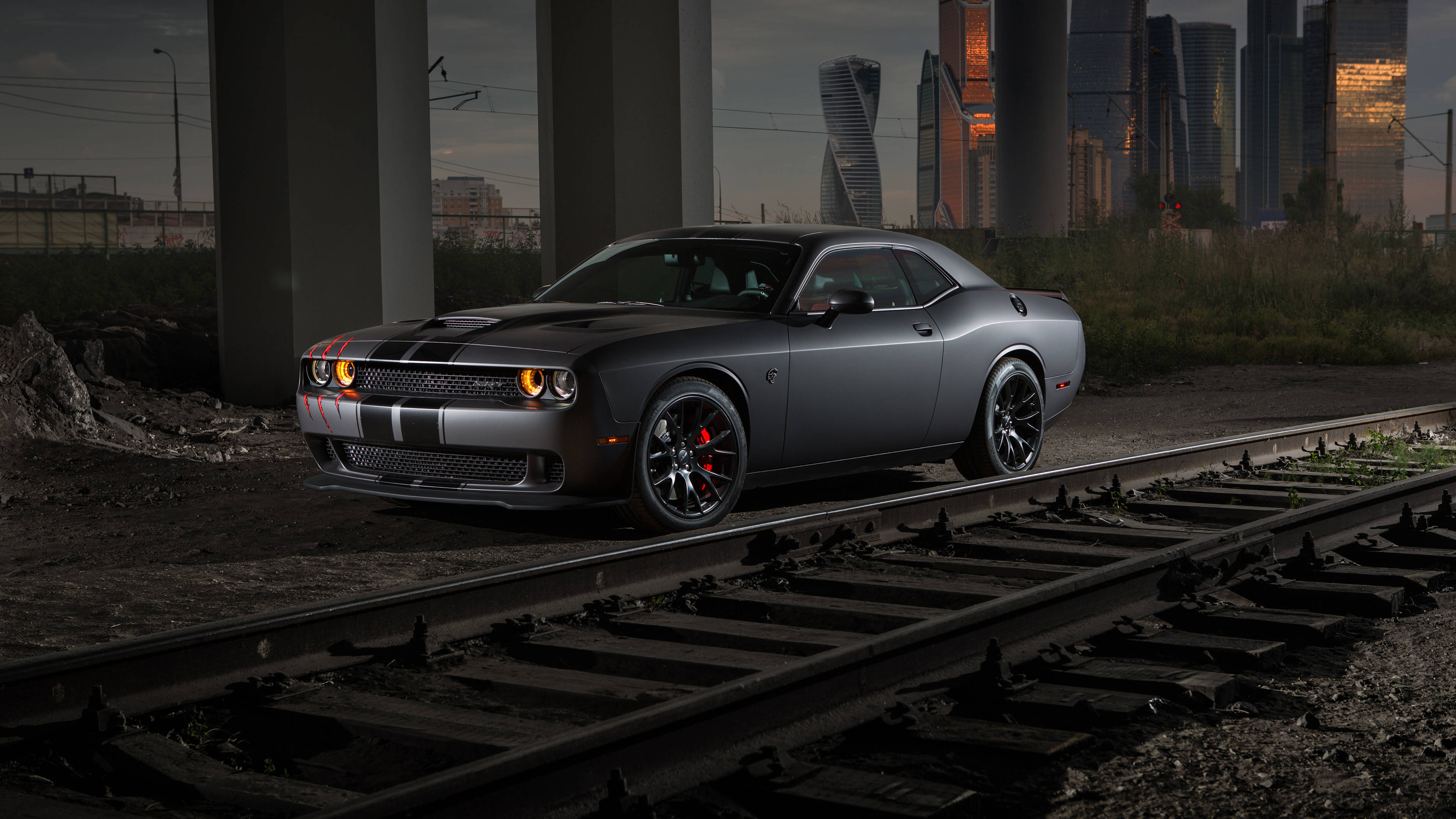 Επιβλητικό Dodge Challenger Demon σε 4K δίπλα σε σιδηροδρομική γραμμή Ταπετσαρία