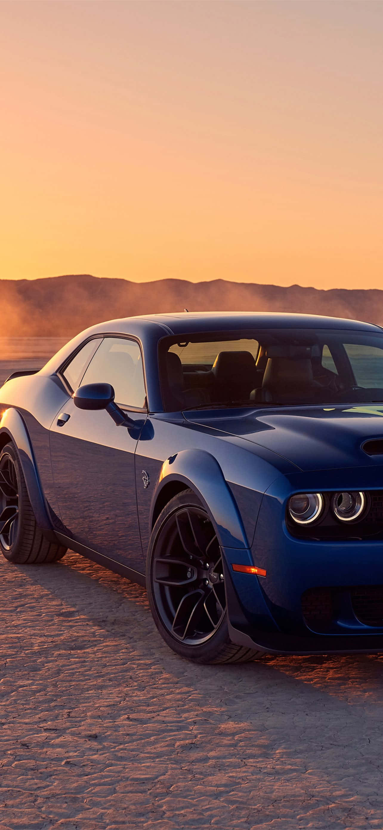 Dodge Hellcat σε ουρανό ηλιοβασιλέματος Ταπετσαρία