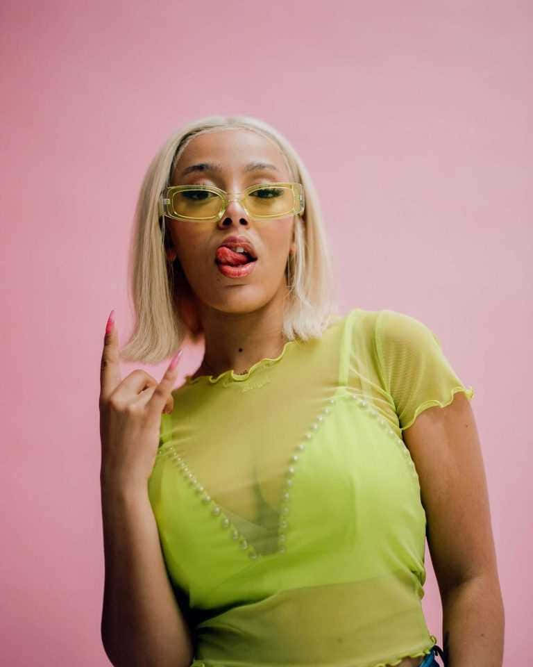 Η Doja Cat δείχνει την παιχνιδιάρικη διάθεσή της Ταπετσαρία