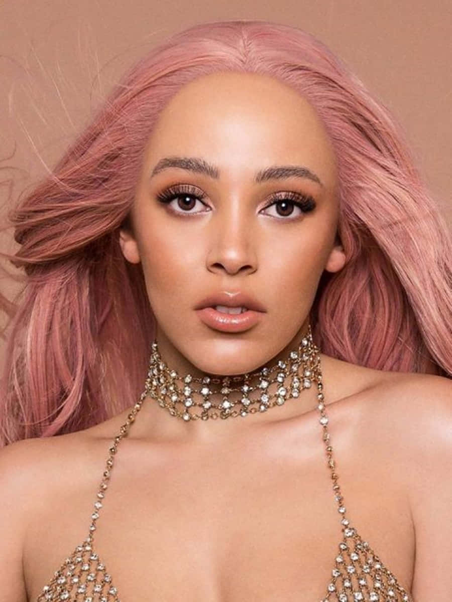 Η Doja Cat χαμογελάει λαμπερά, αποπνέοντας θετικότητα και ομορφιά Ταπετσαρία