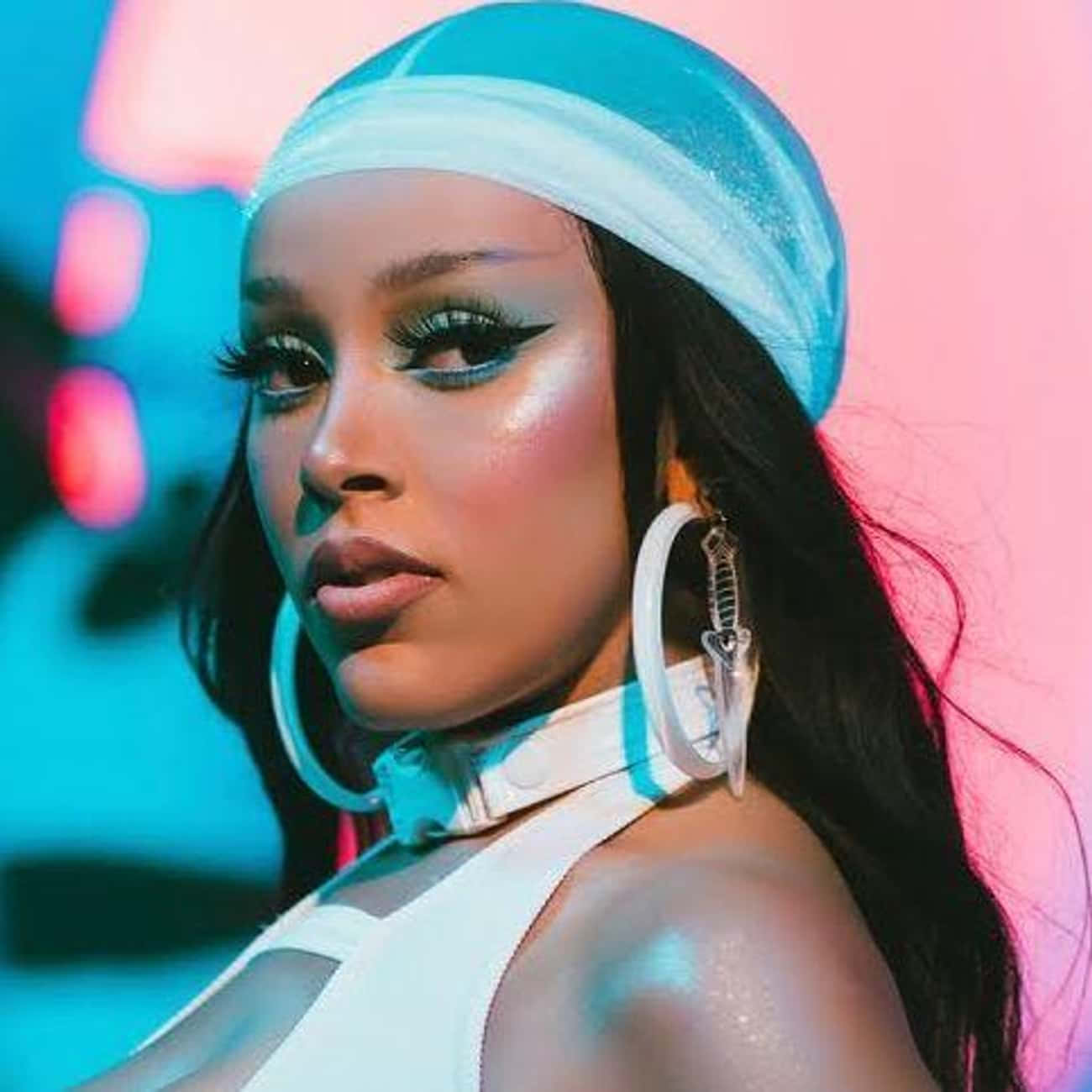 Η Doja Cat επιδεικνύει το ζωηρό της στυλ. Ταπετσαρία