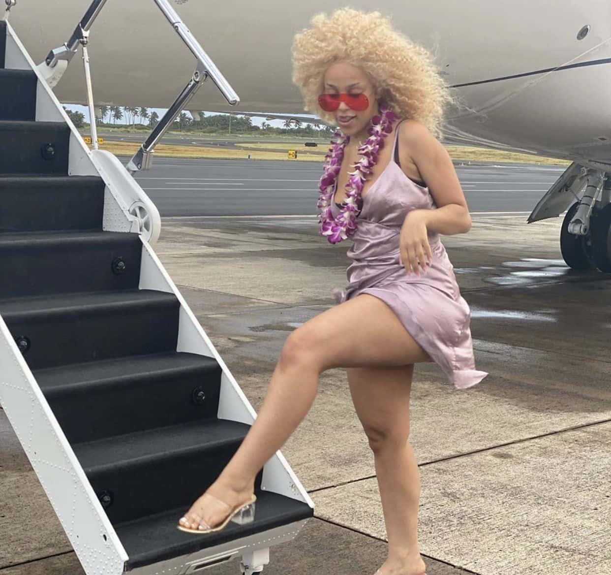 Doja Cat αγκαλιάζει το τολμηρό της στυλ. Ταπετσαρία