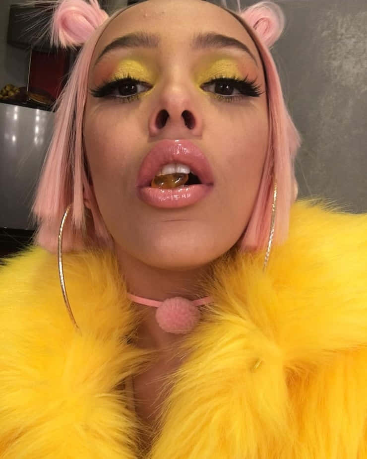 Η Doja Cat με στιλάτο και εντυπωσιακό μπλε γούνινο παλτό. Ταπετσαρία