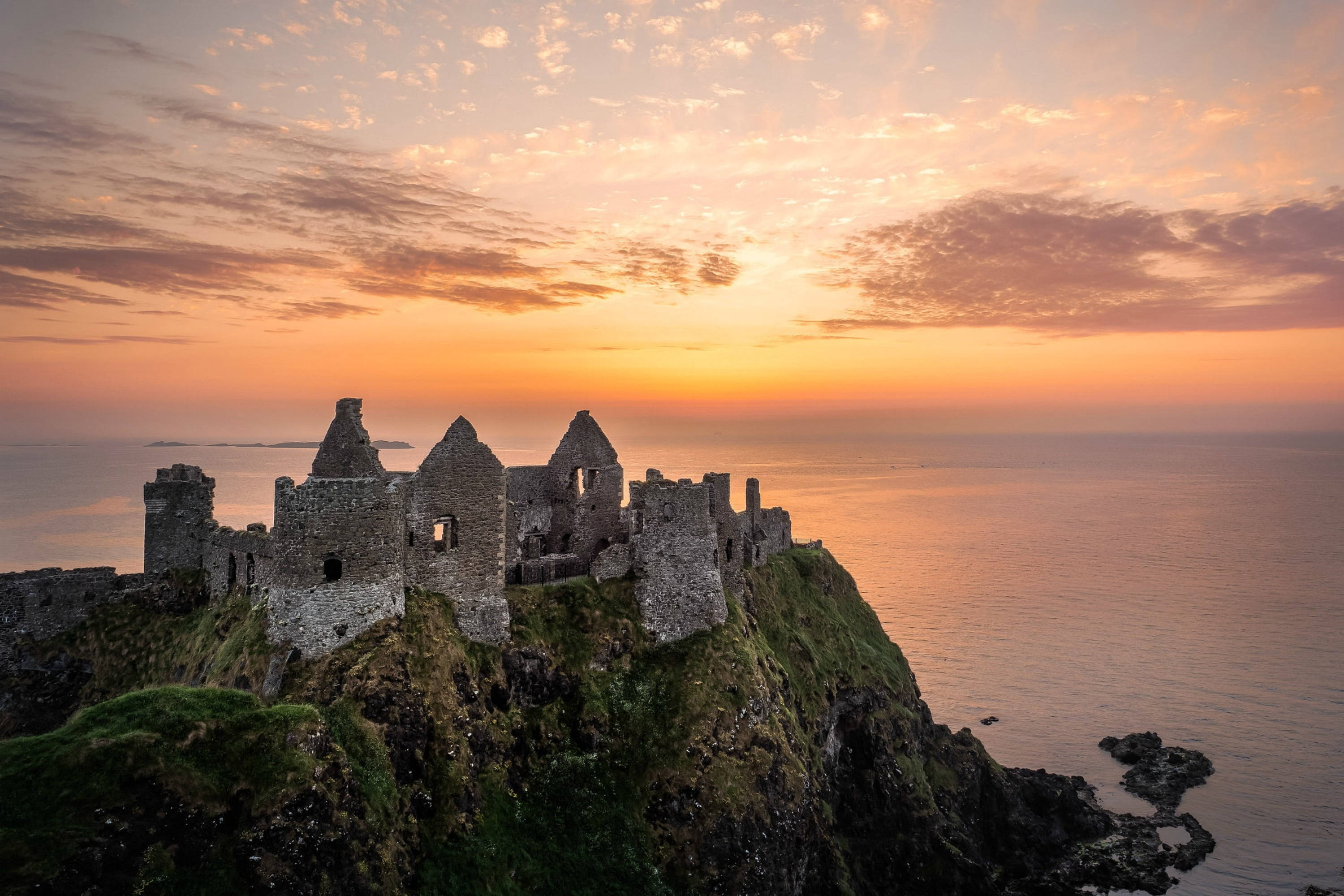 Dunluce Castle όμορφο ηλιοβασίλεμα Ταπετσαρία