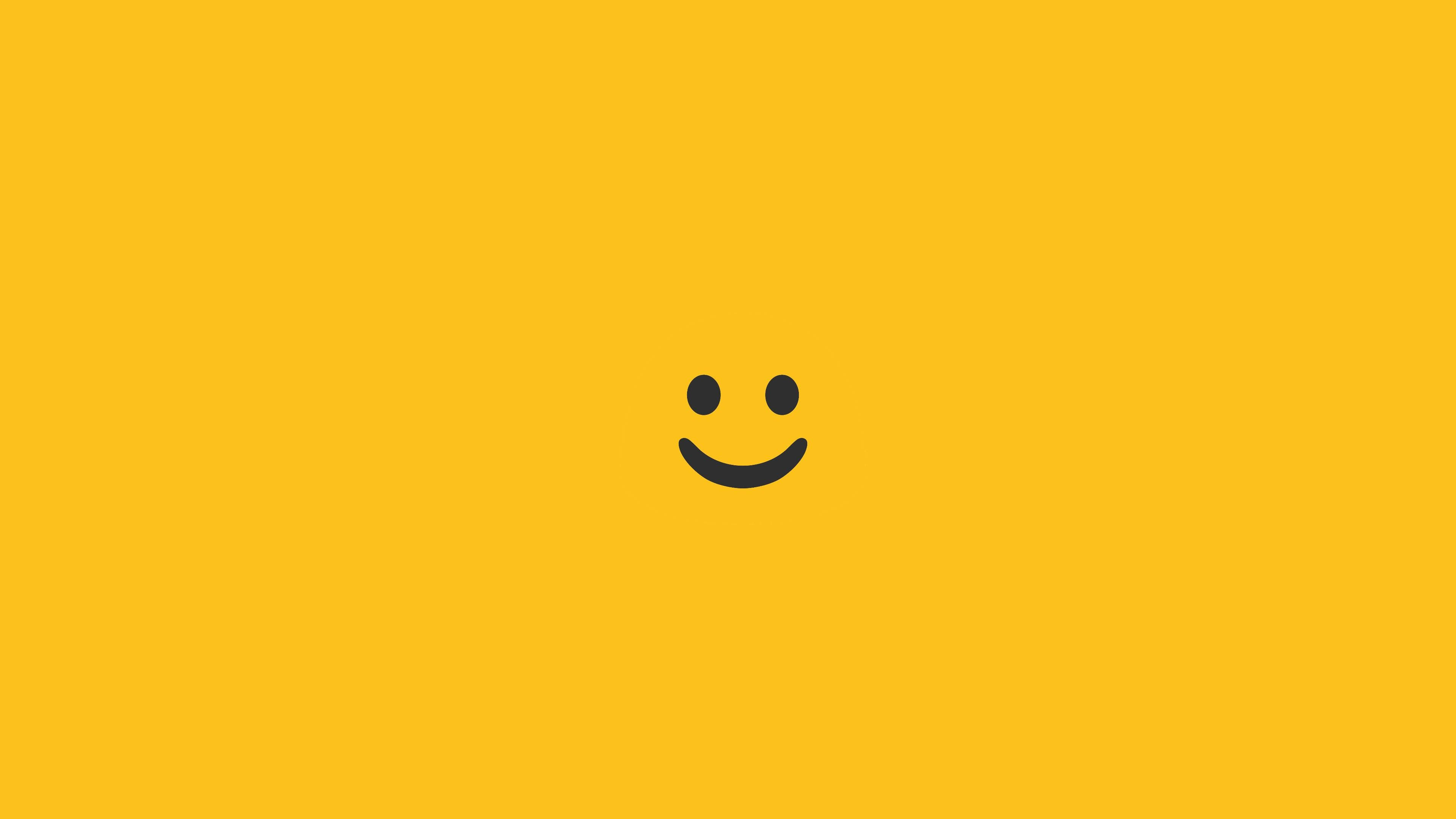 Μινιμαλιστικό Χαμογελαστό Emoji σε Μουσταρδί Φόντο Ταπετσαρία