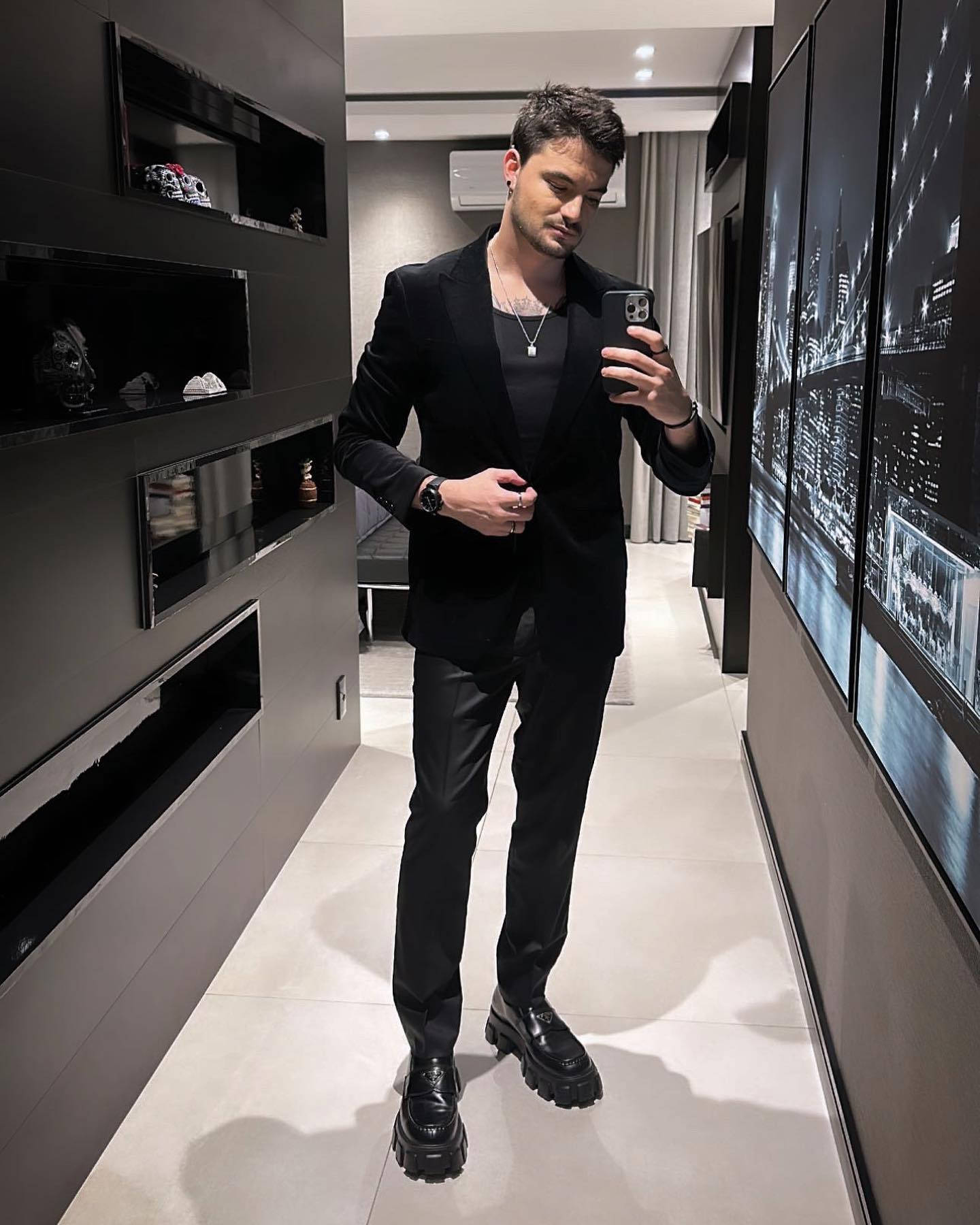 Felipe Neto Κομψά Ντυμένος στα Μαύρα Ταπετσαρία
