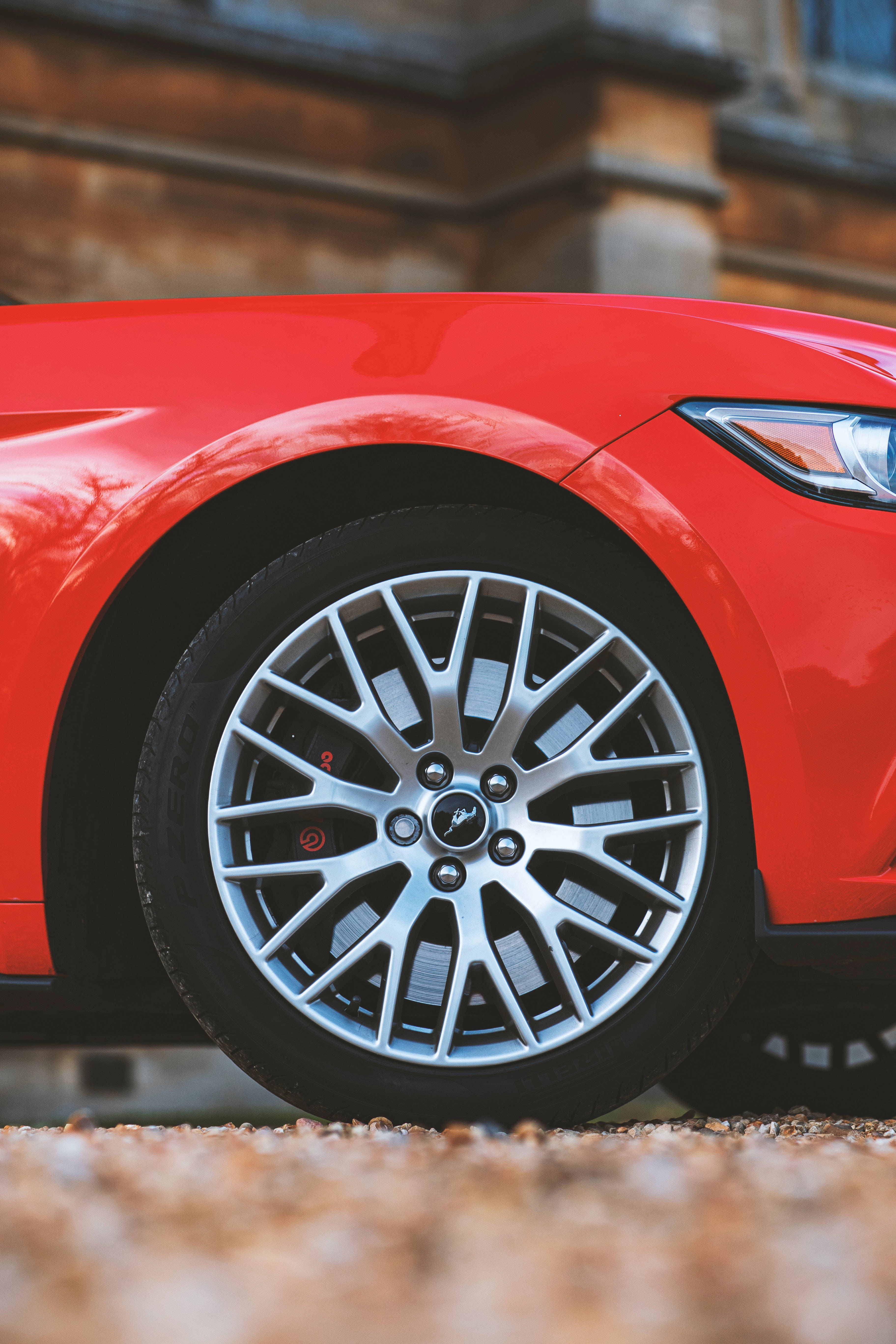 Η γοητεία μιας Ferrari, σε μια εκπληκτική ζάντα και ελαστικό. Ταπετσαρία