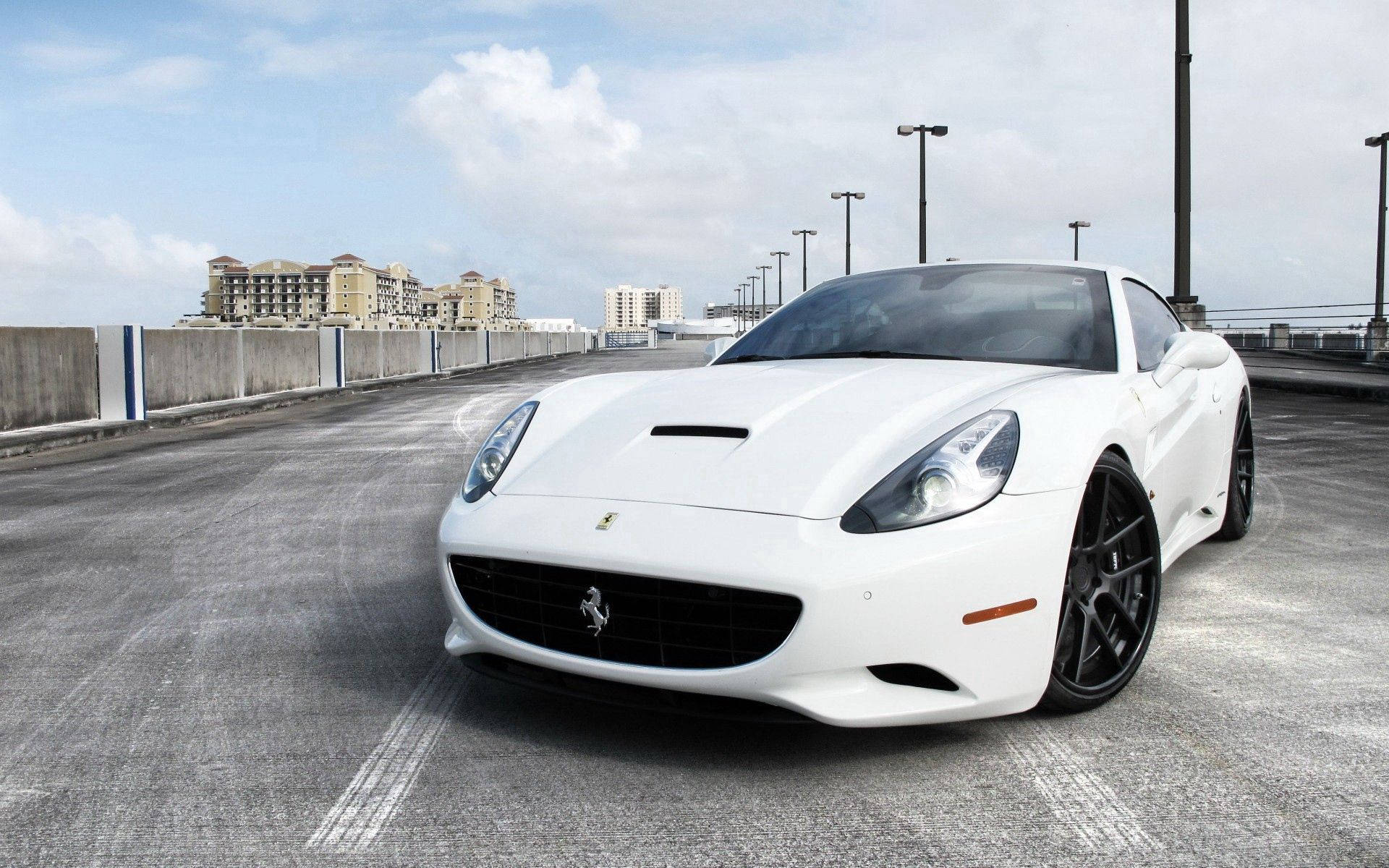 Δείτε αυτή τη σαγηνευτική λευκή Ferrari California Ταπετσαρία