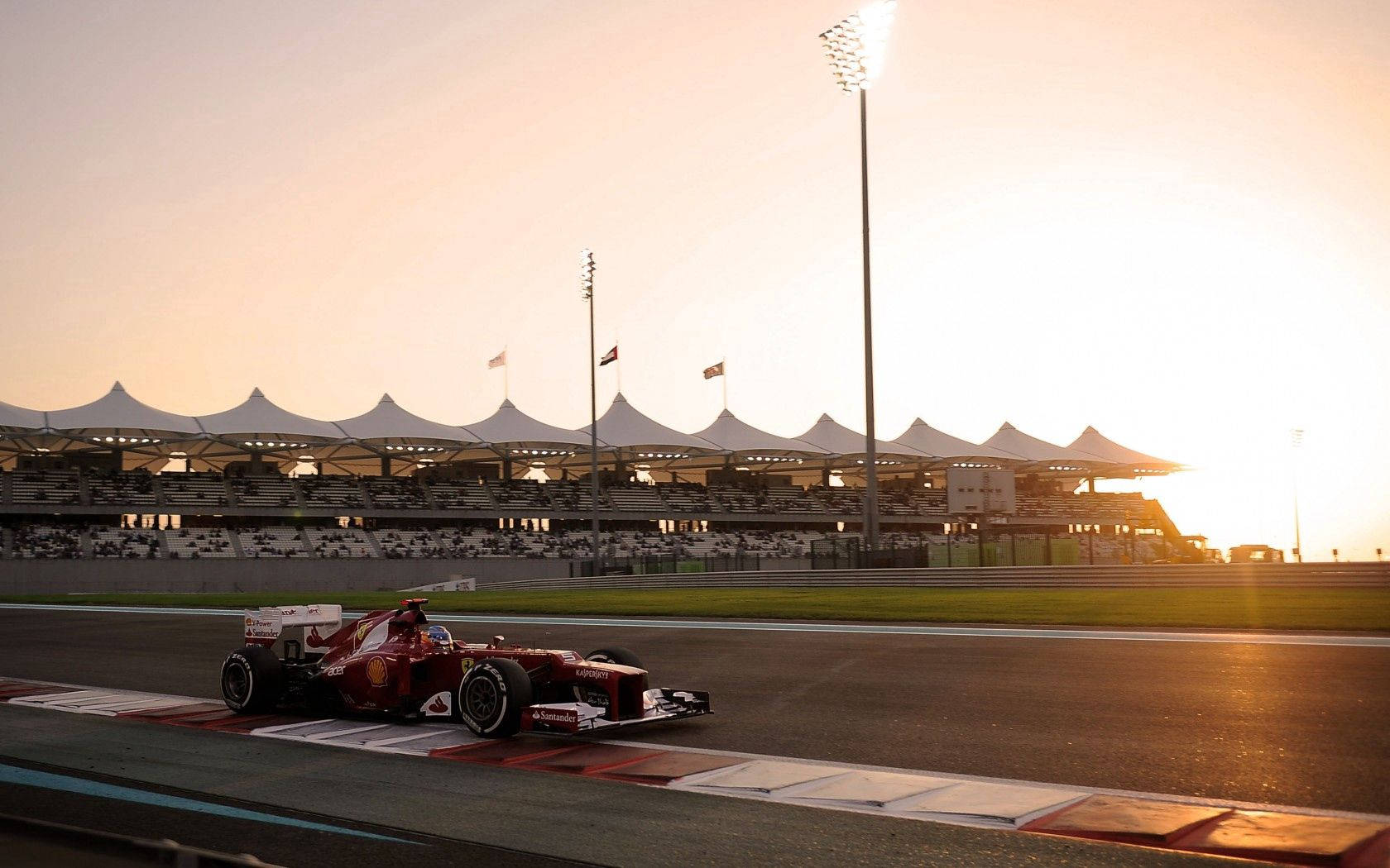 Μια δυναμική άποψη ενός μονοθεσίου της Ferrari Formula 1 στην πίστα Ταπετσαρία