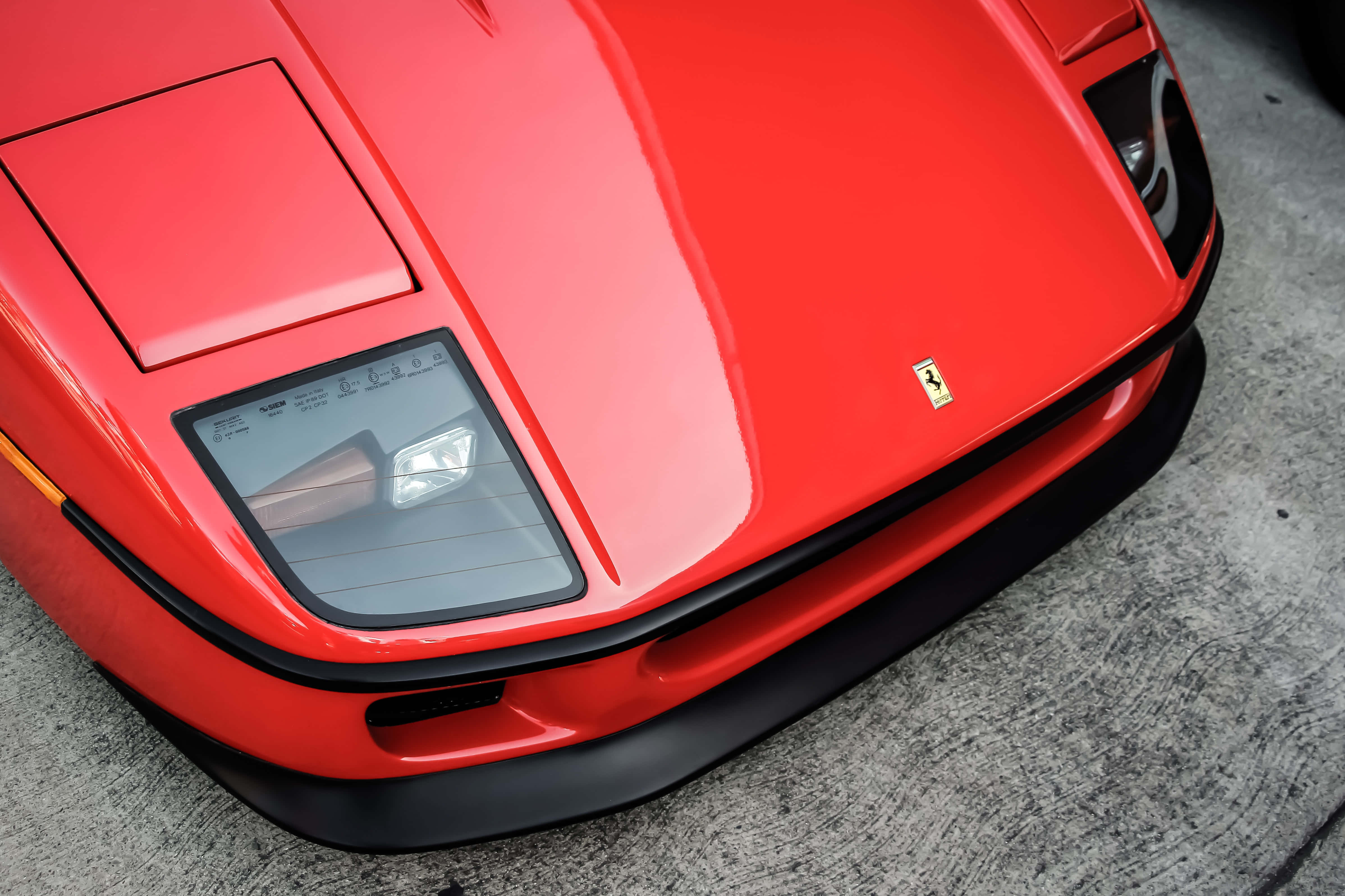 Κόκκινη Ferrari σε φιδωτό δρόμο με χειμωνιάτικο τοπίο Ταπετσαρία