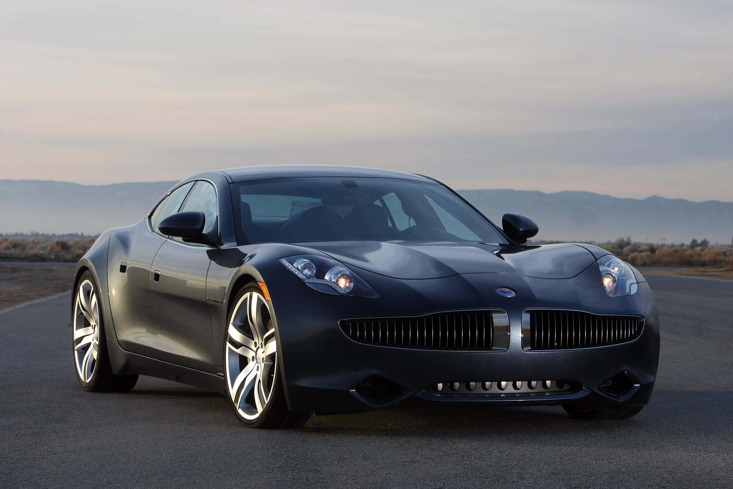 Το Fisker Karma, ένα πολυτελές ηλεκτρικό όχημα σε μια γραφική παράκτια διαδρομή. Ταπετσαρία