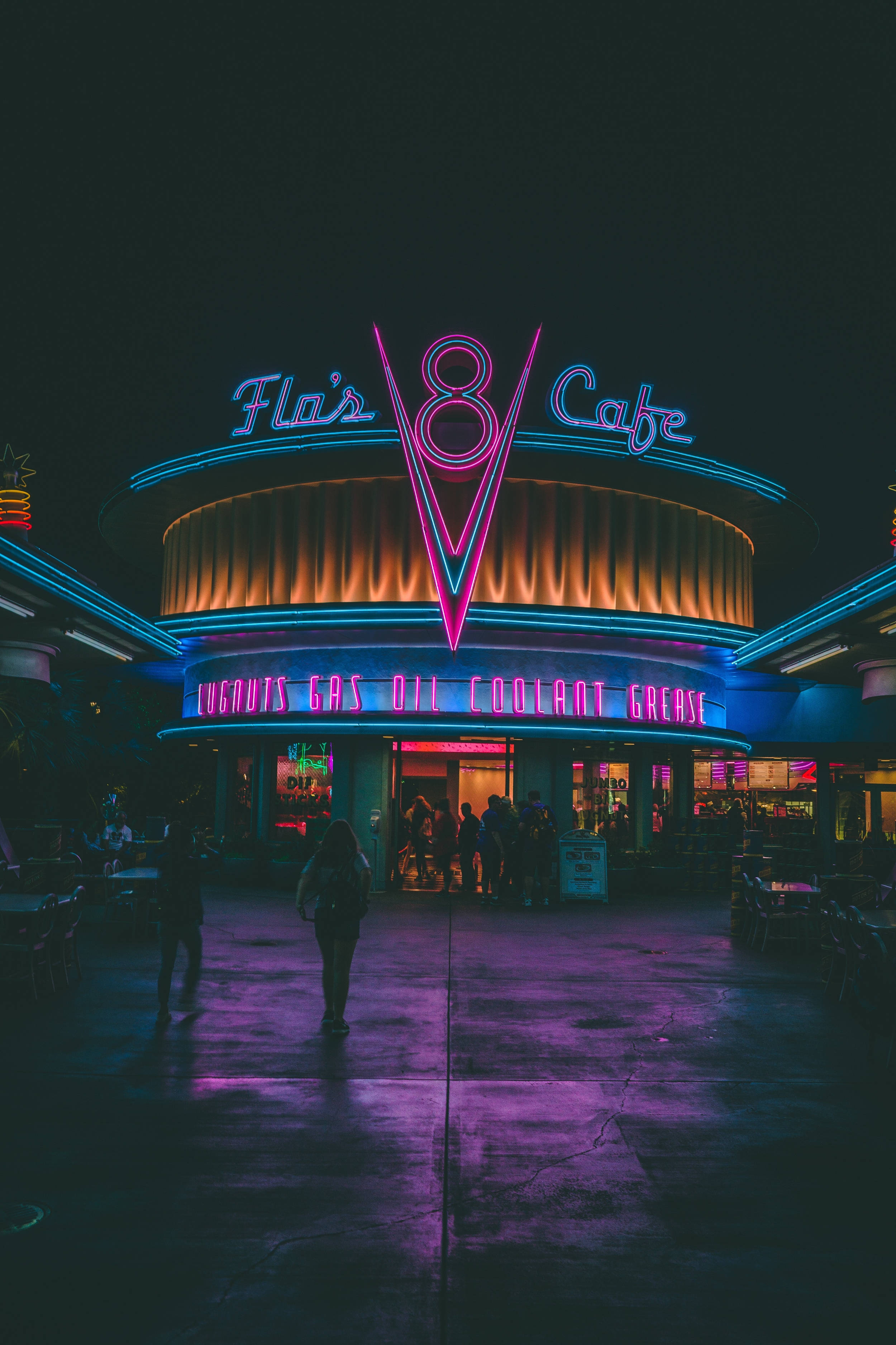Ζωντανή ατμόσφαιρα στο Flo's V8 Café στο Disney California Adventure Park Ταπετσαρία