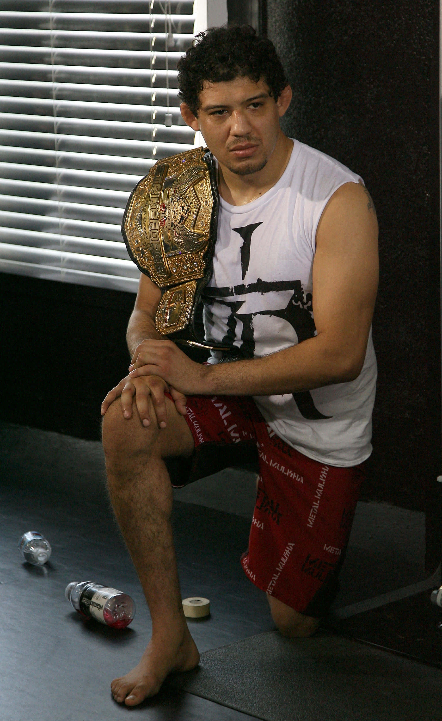 Gilbert Melendez Πρωταθλητής Ελαφρών Βαρών Strikeforce Γονατιστός Ταπετσαρία