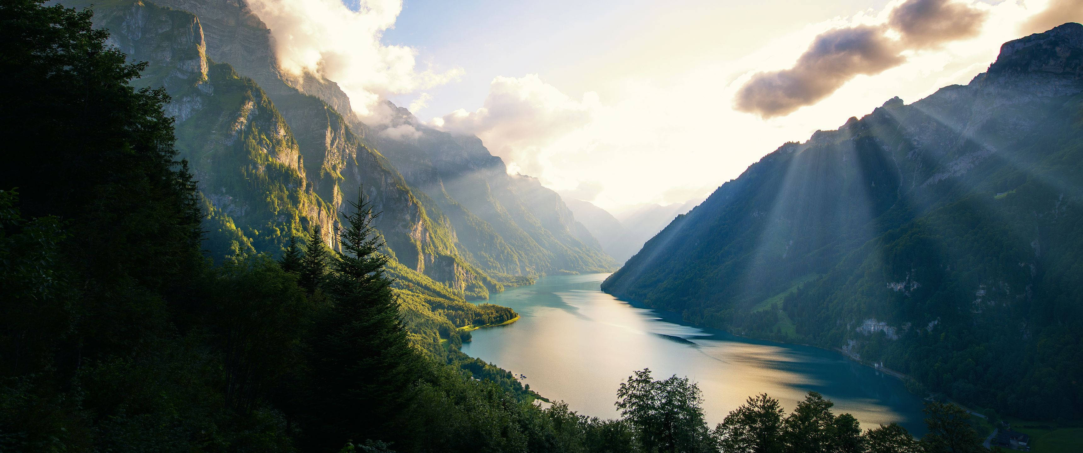 Το καντόνι του Glarus, Ελβετία, πλαισιωμένο σε ένα εντυπωσιακό ορεινό τοπίο Ταπετσαρία