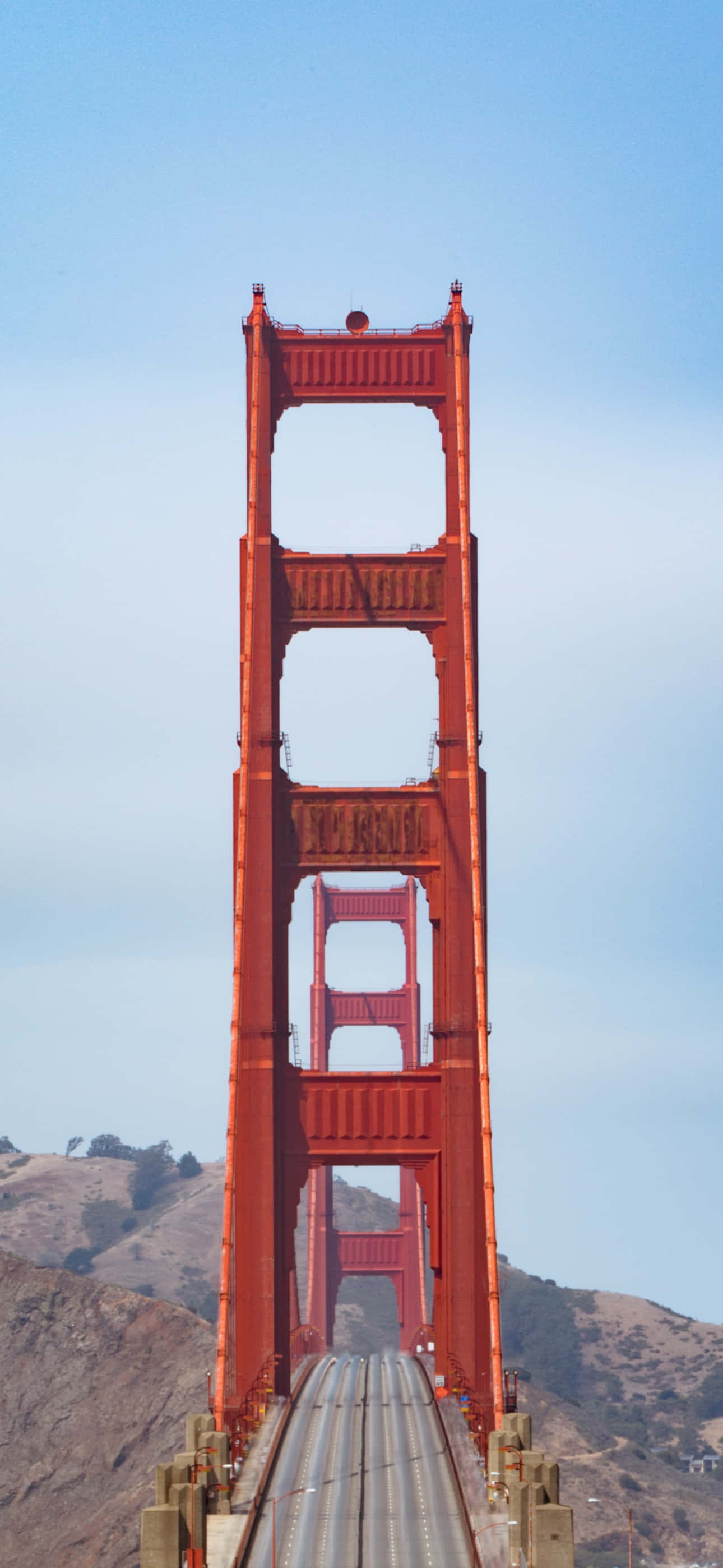 ένας άνδρας οδηγεί πάνω από τη γέφυρα Golden Gate Ταπετσαρία