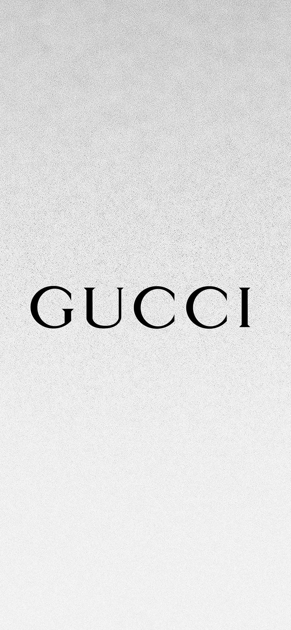 Κομψό Ασημί Λευκό Φόντο με Κείμενο Gucci Ταπετσαρία