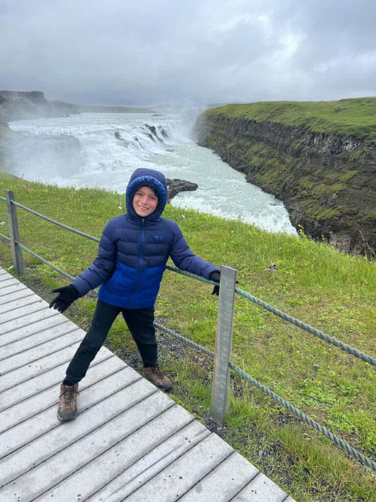 Παιδί Επισκέπτεται τον Καταρράκτη Gullfoss στη Νοτιοδυτική Ισλανδία Ταπετσαρία