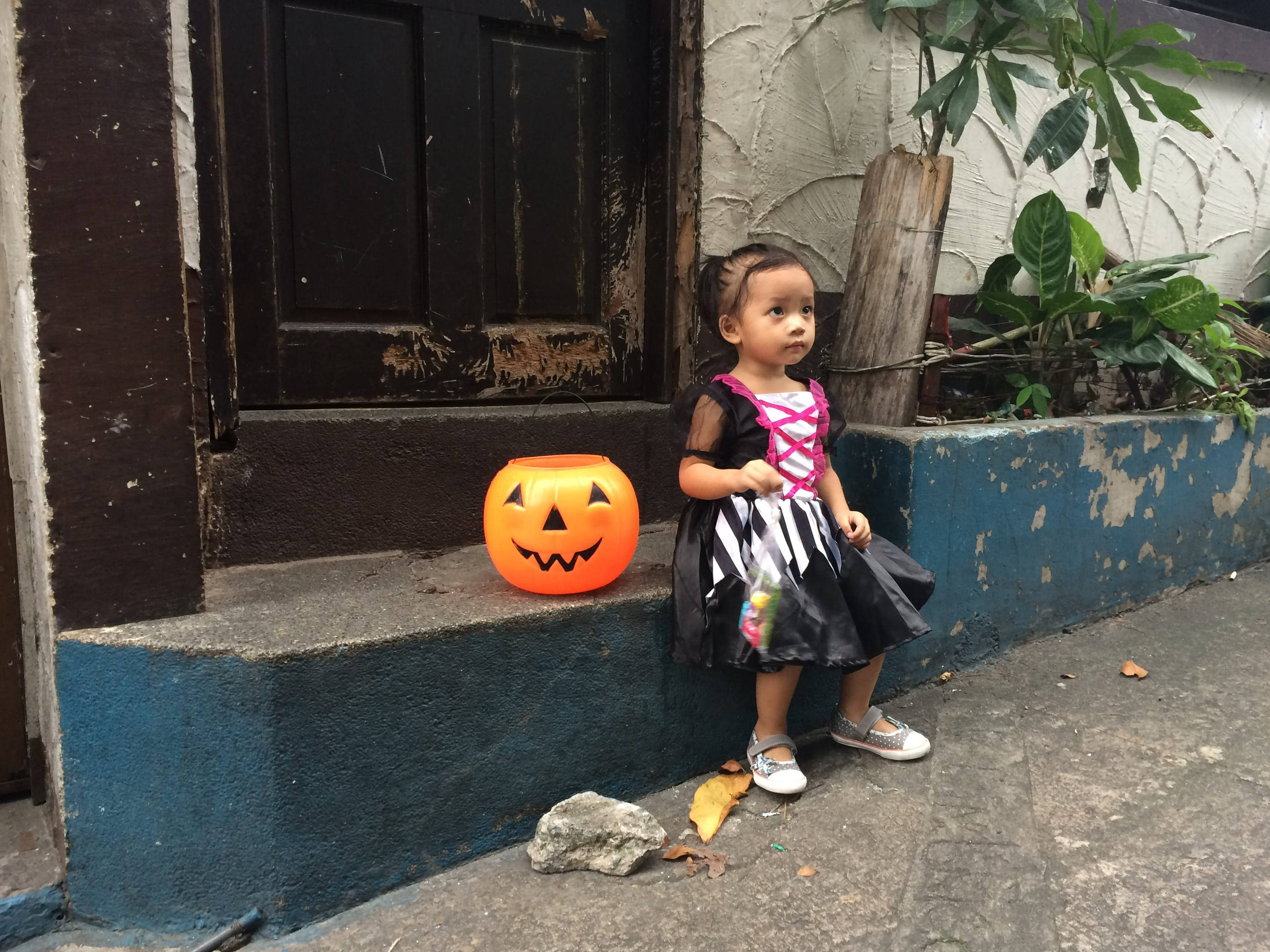 Χαριτωμένο Κοριτσάκι του Halloween Ταπετσαρία