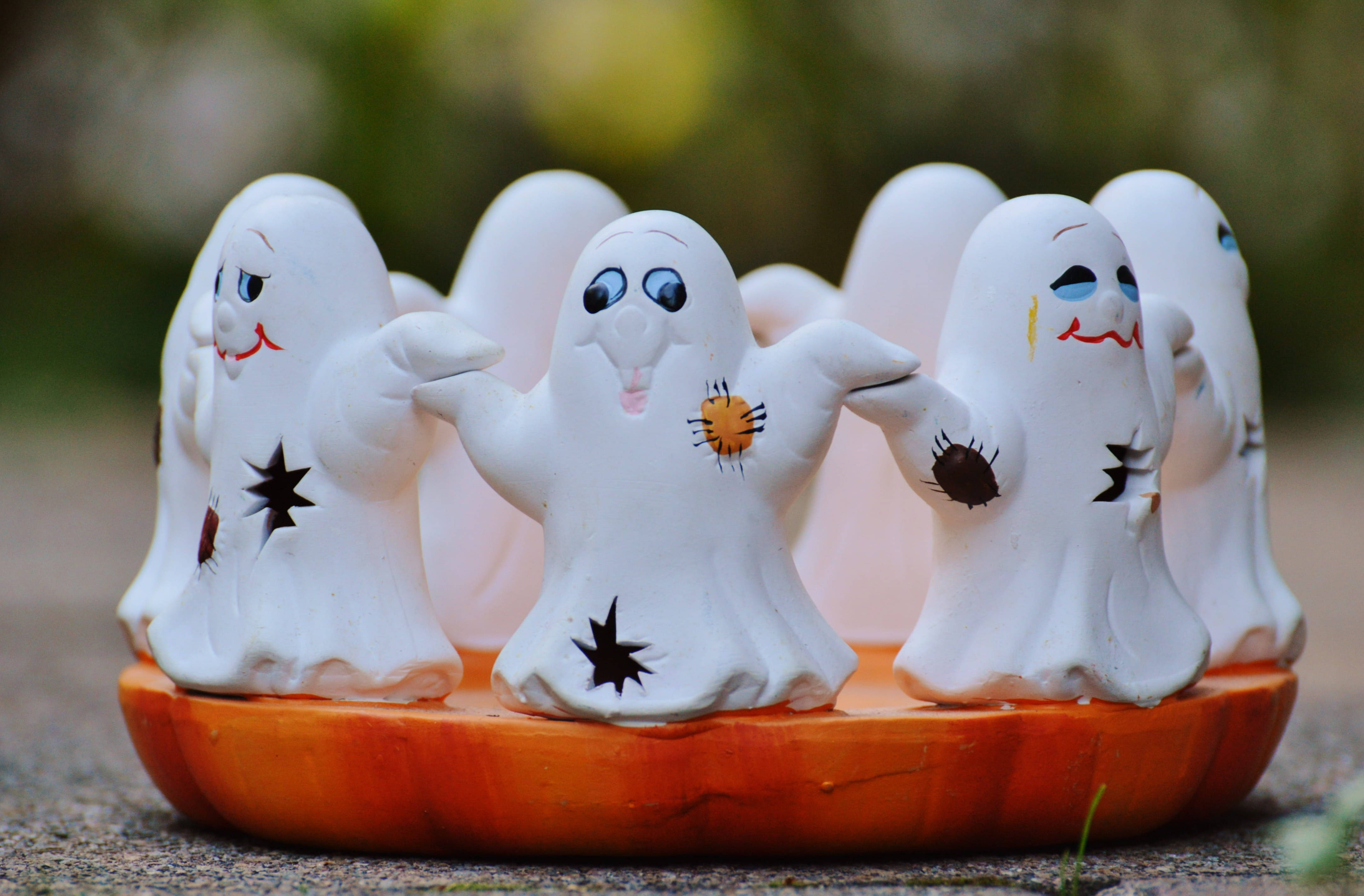 Χαριτωμένο στολίδι Halloween με λευκό φάντασμα Ταπετσαρία