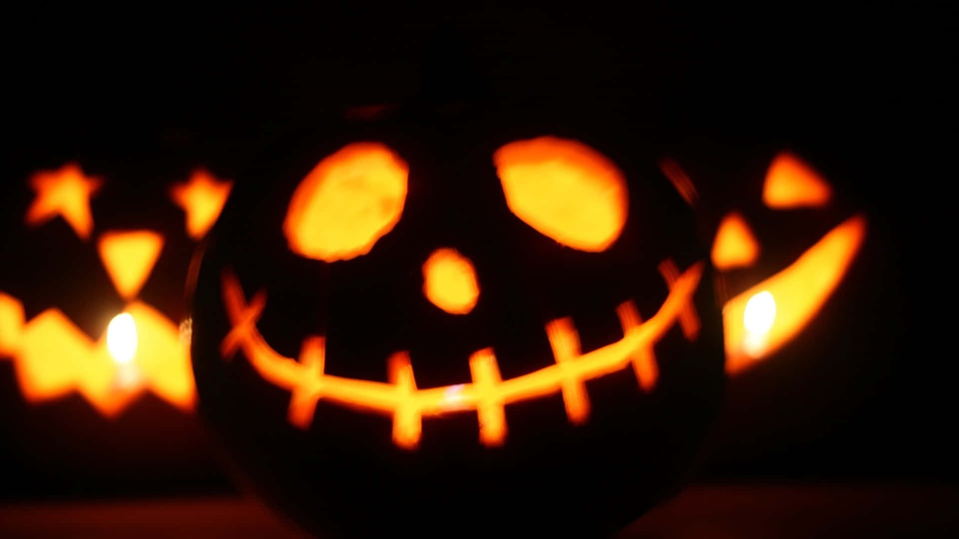Φόντο με κολοκύθες Halloween σε σκούρο δέρμα Ταπετσαρία