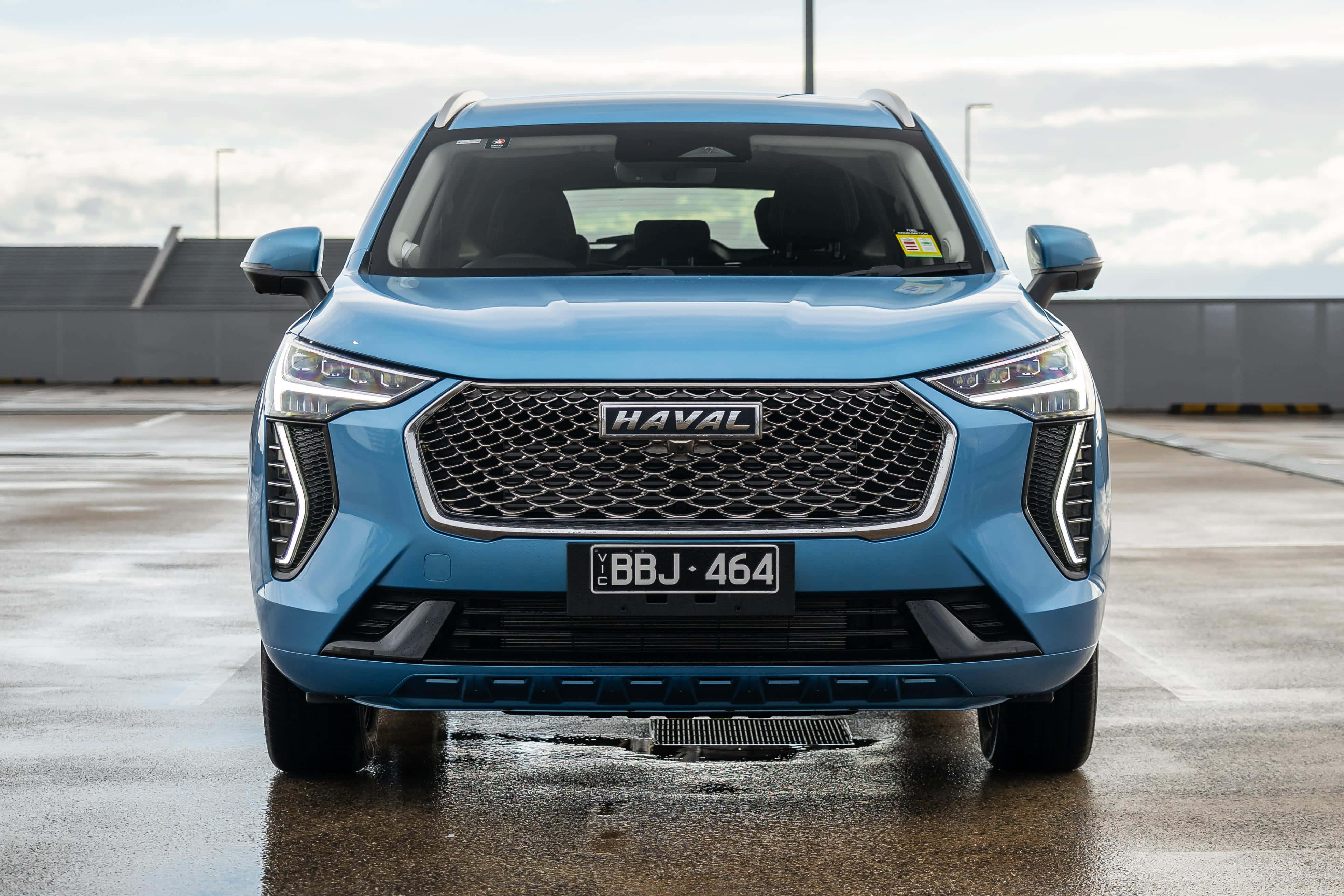 Κομψό και Μοντέρνο Haval SUV που Διασχίζει ένα Εκτεταμένο Τοπίο Ταπετσαρία