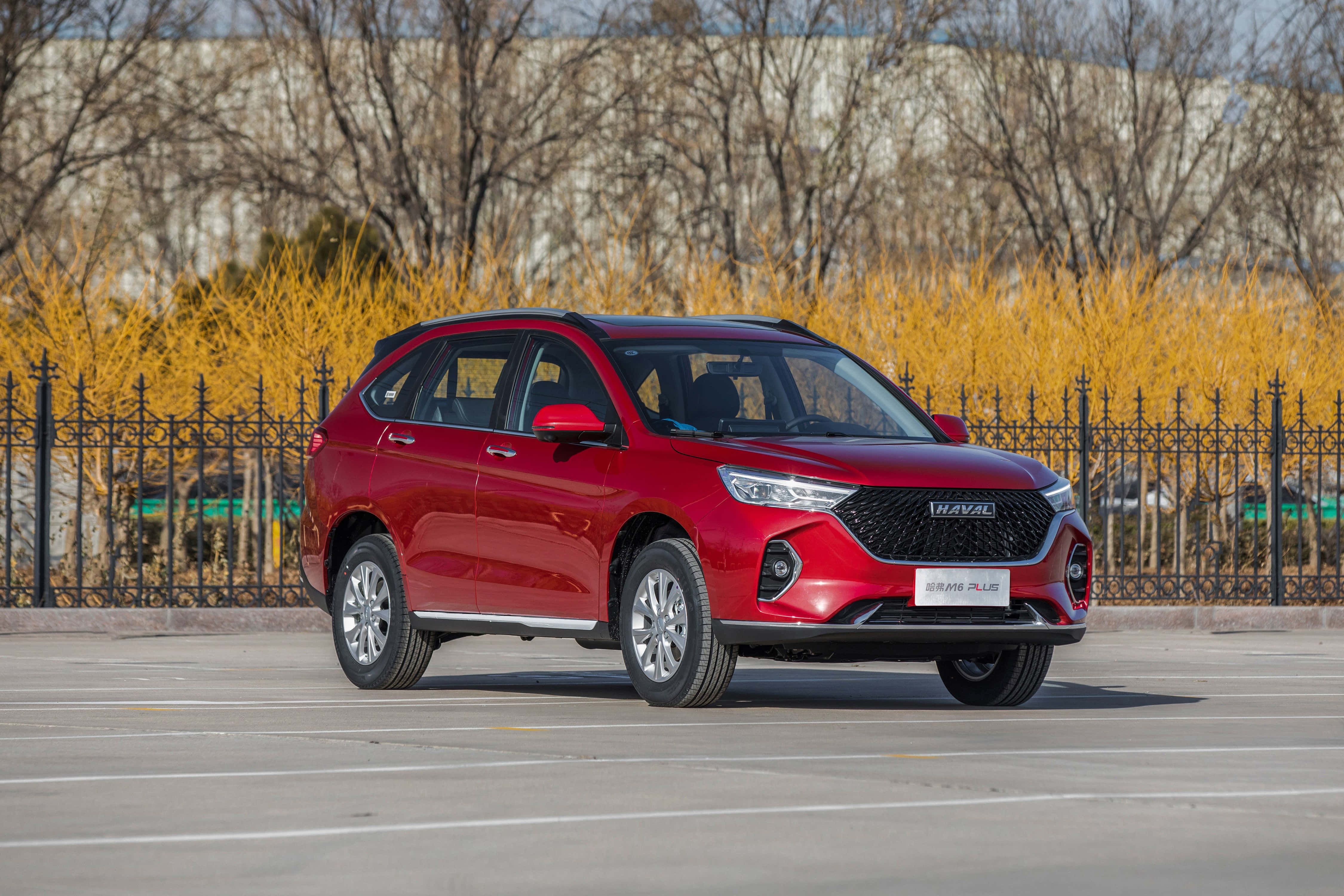 Haval SUV σε Οδήγηση μέσα σε ένα Όμορφο Ορεινό Τοπίο Ταπετσαρία