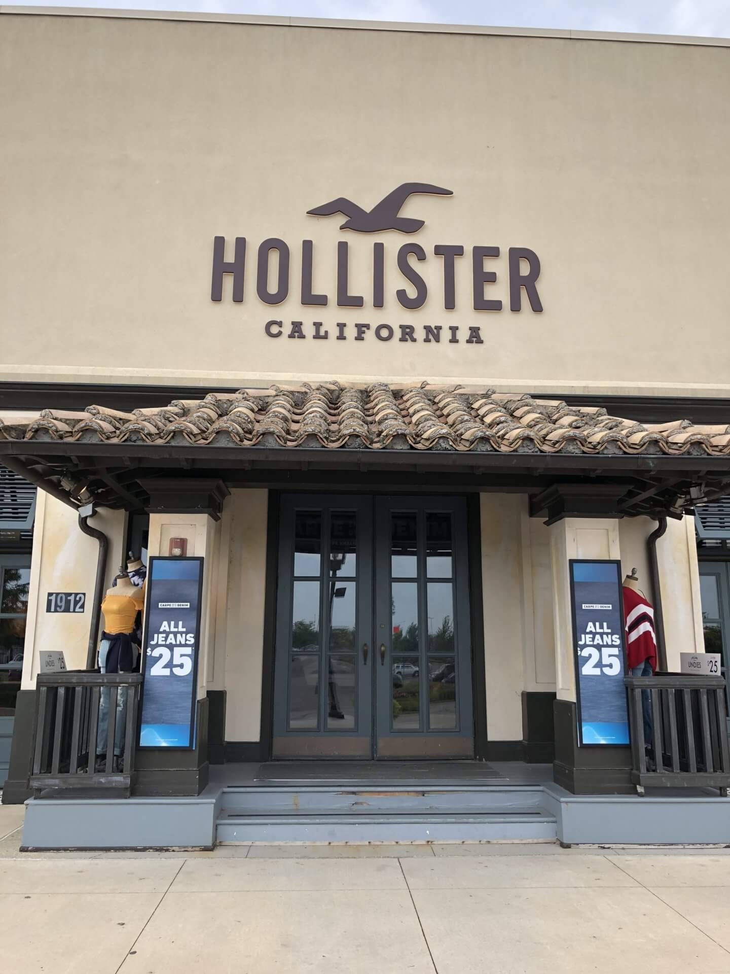 Πρόσοψη Καταστήματος Hollister με Λογότυπο Ταπετσαρία