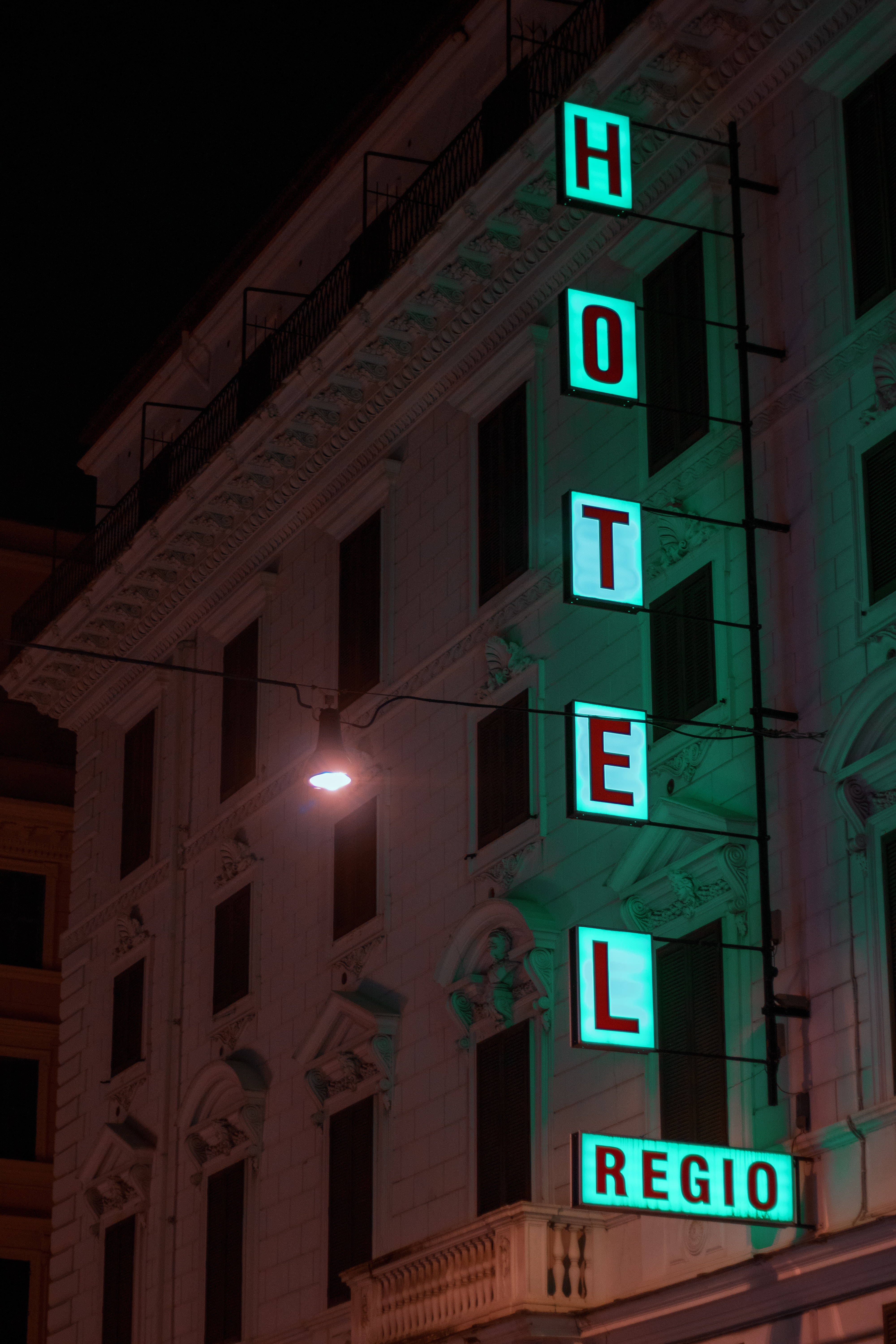 Πινακίδα Hotel Regio Ταπετσαρία