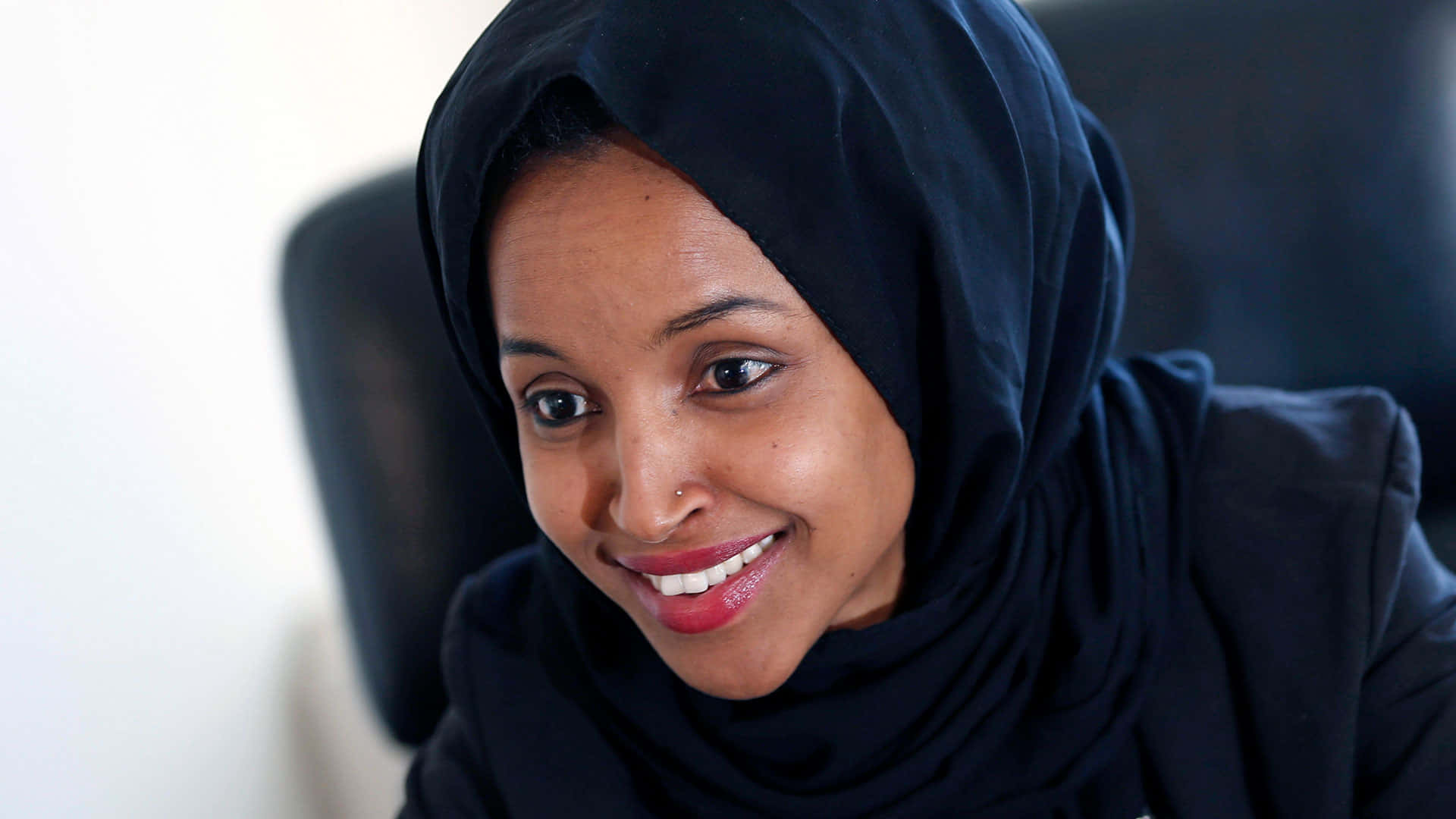 Η Ilhan Omar φοράει ένα ολόμαυρο σύνολο Ταπετσαρία