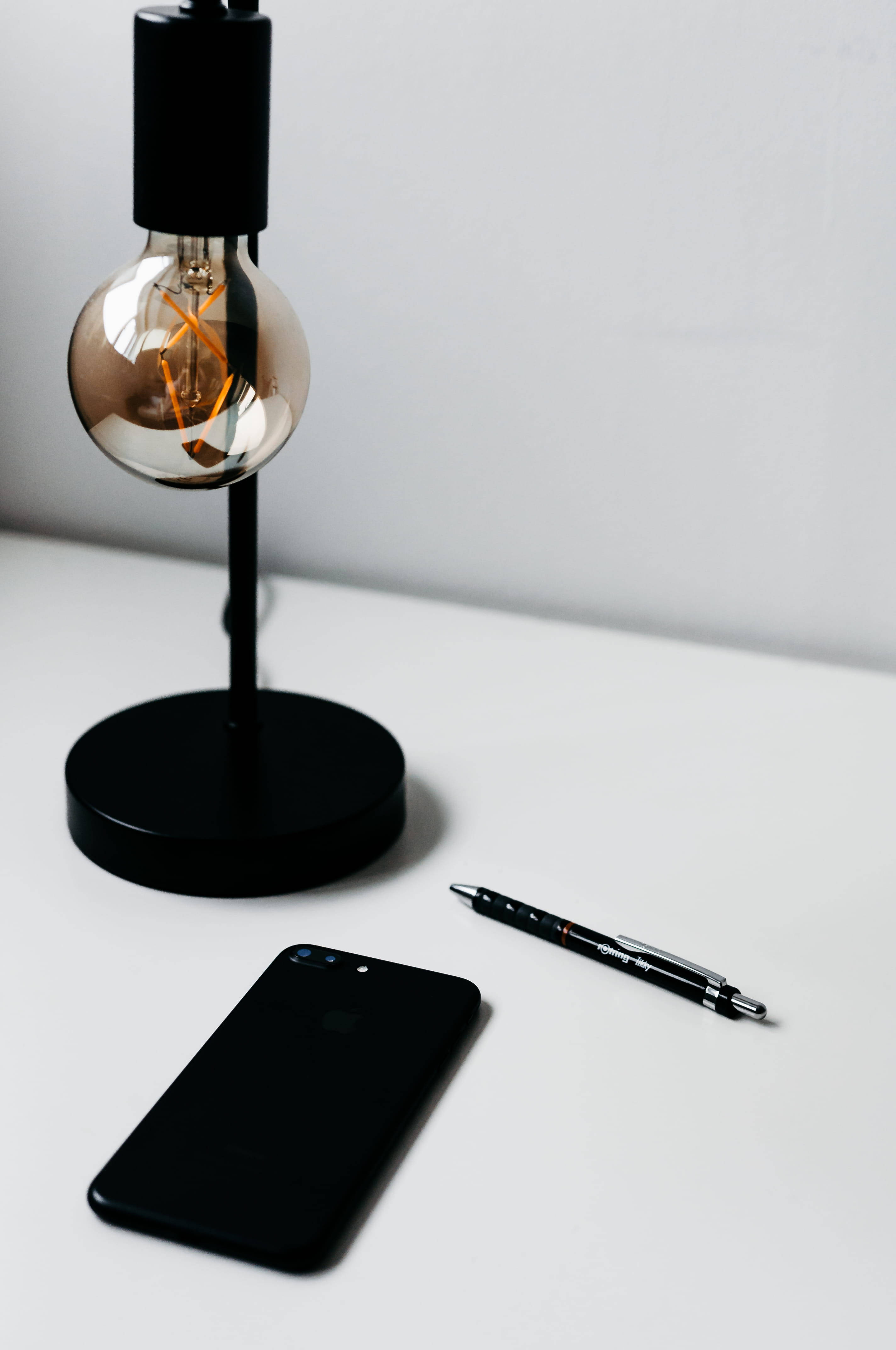 Φωτισμένο iPhone σε Μινιμαλιστικό Γραφείο Ταπετσαρία