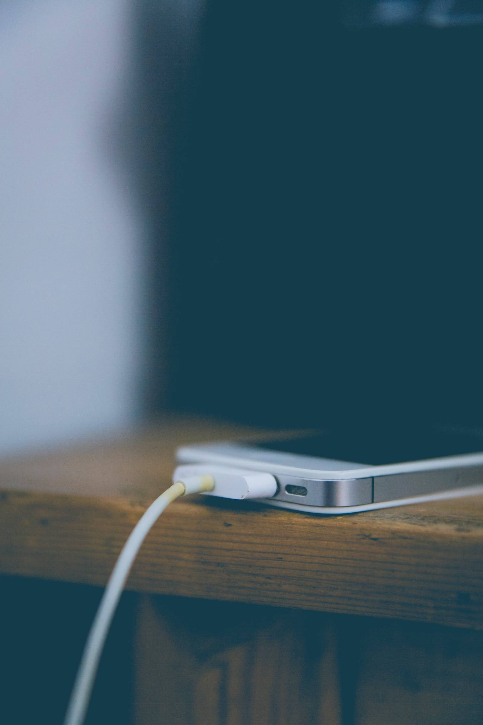 Σκοτεινή Φόρτιση iPhone 4 Ταπετσαρία