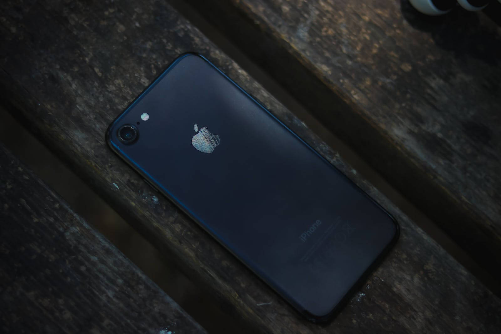 Σκούρο iPhone 7 σε Ξύλο Ταπετσαρία