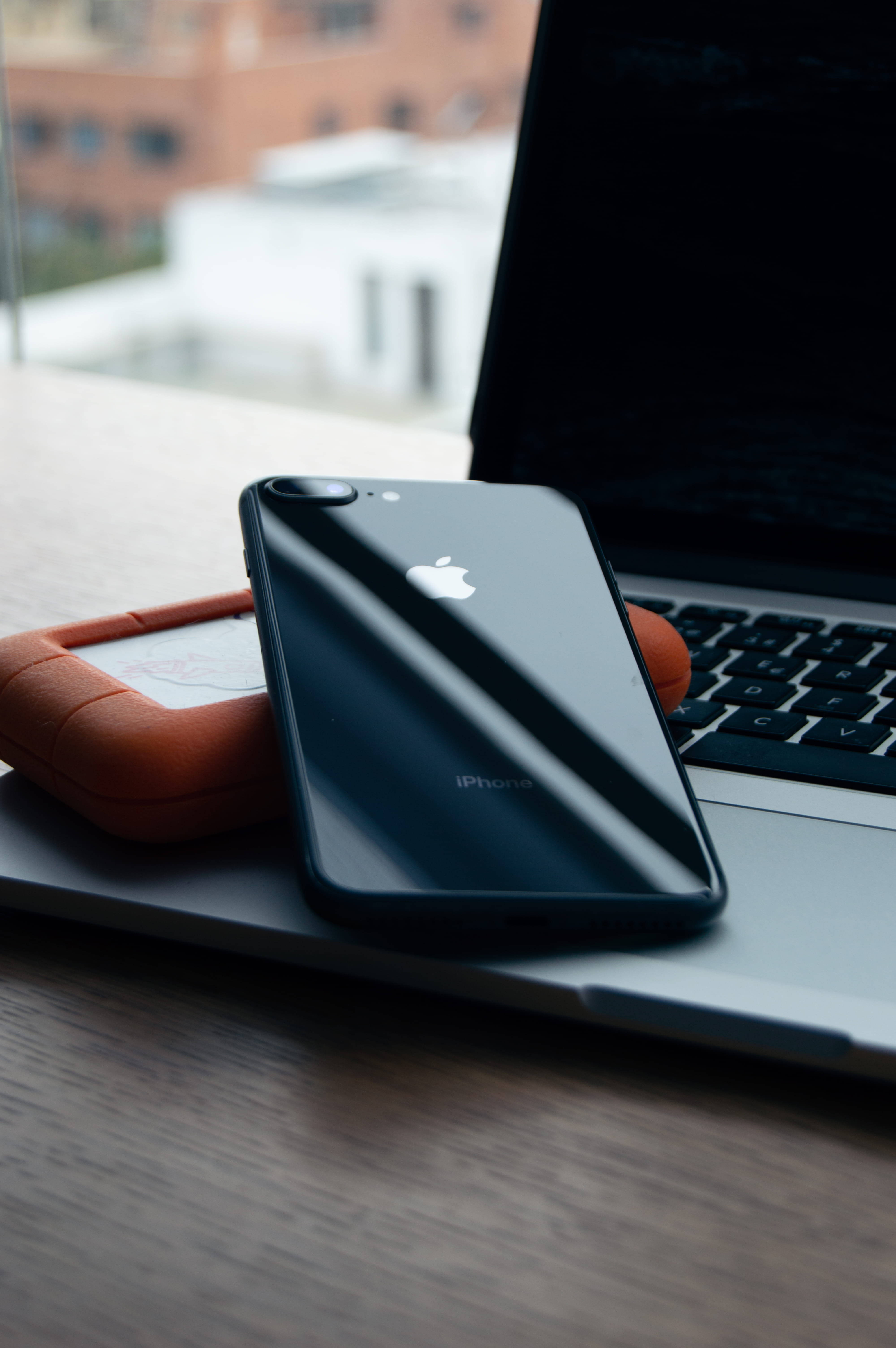 Γραφείο με iPhone και Μαύρο iPhone Ταπετσαρία