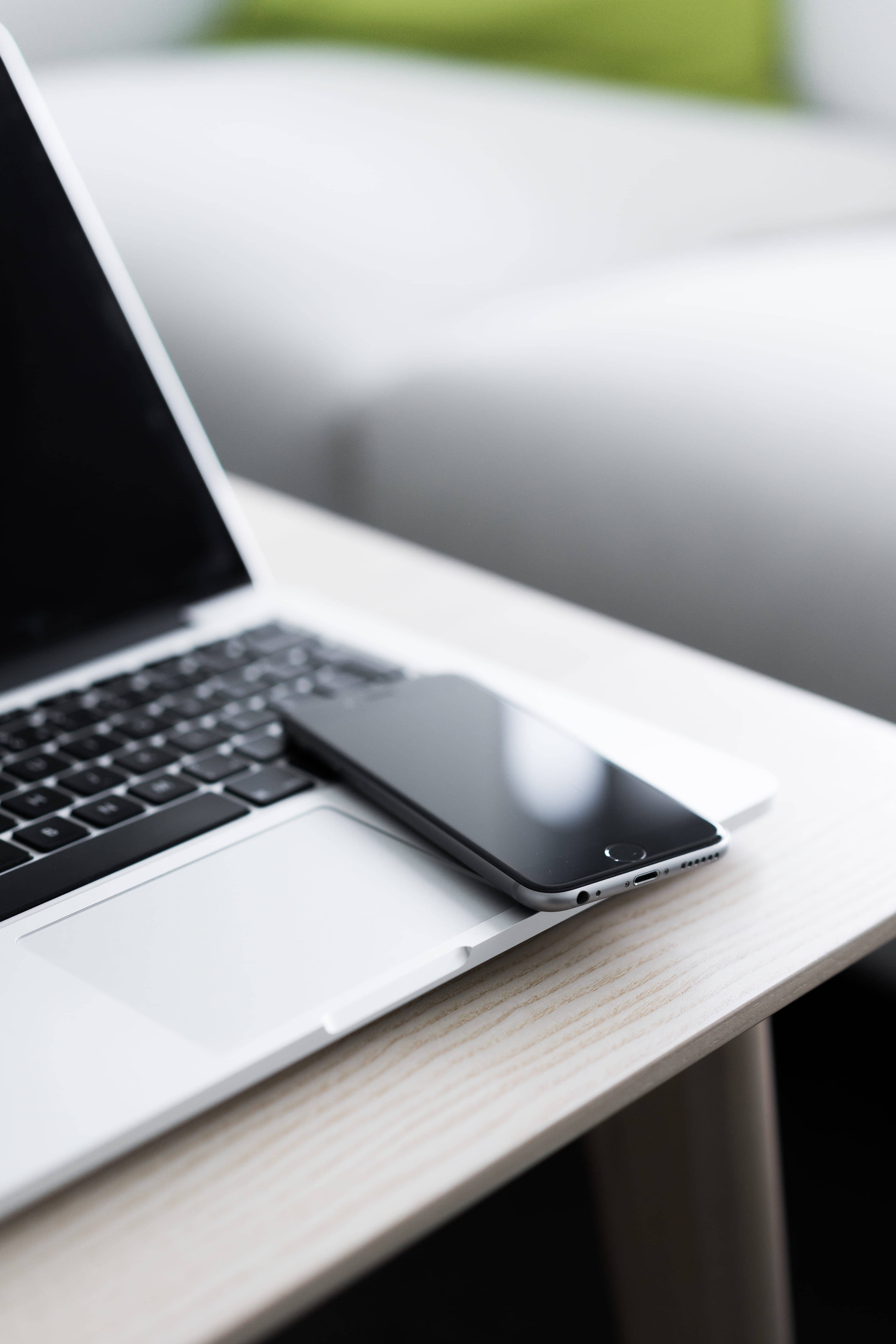 iPhone στο γραφείο με MacBook Ταπετσαρία