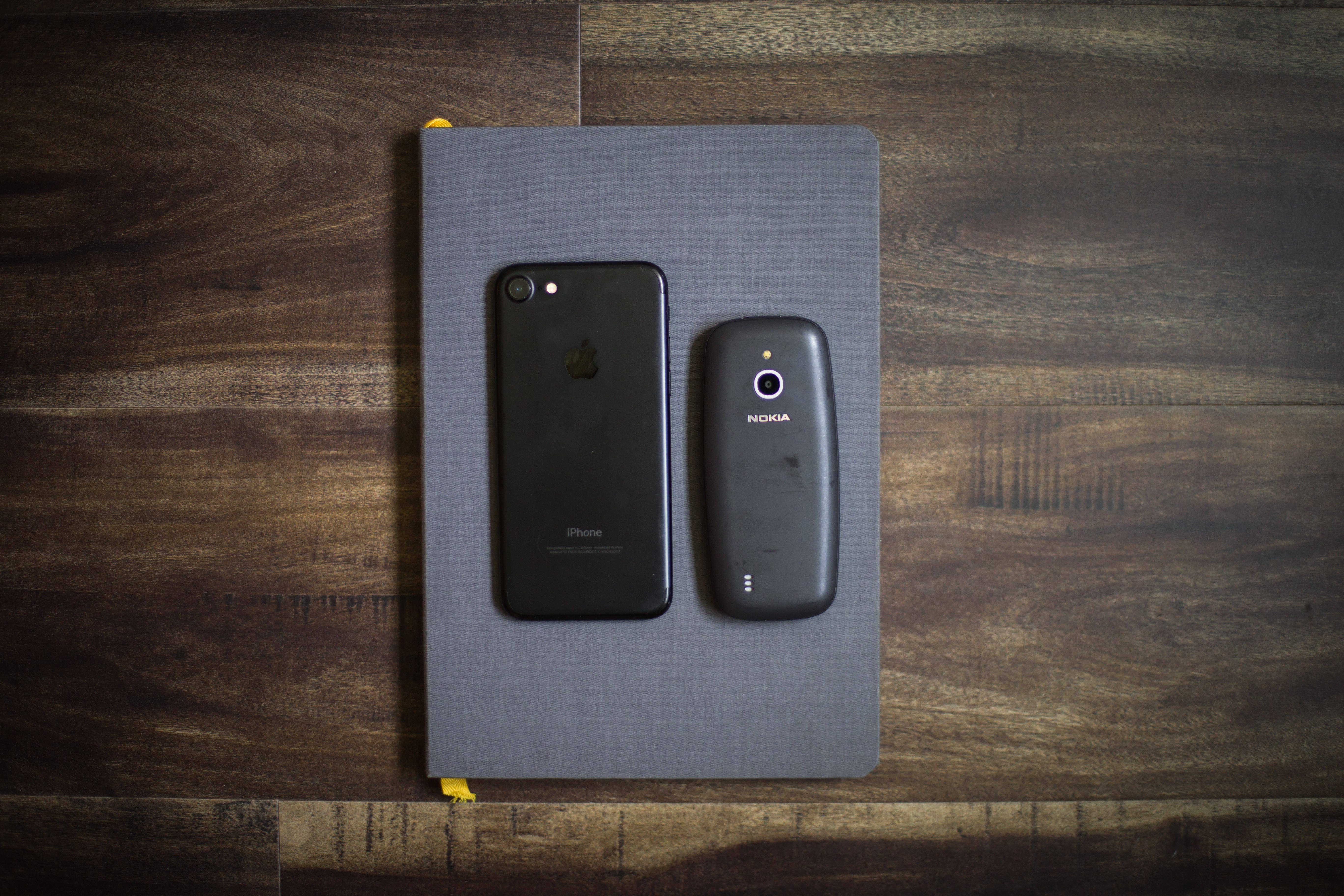 iPhone και Nokia 3310 Ταπετσαρία