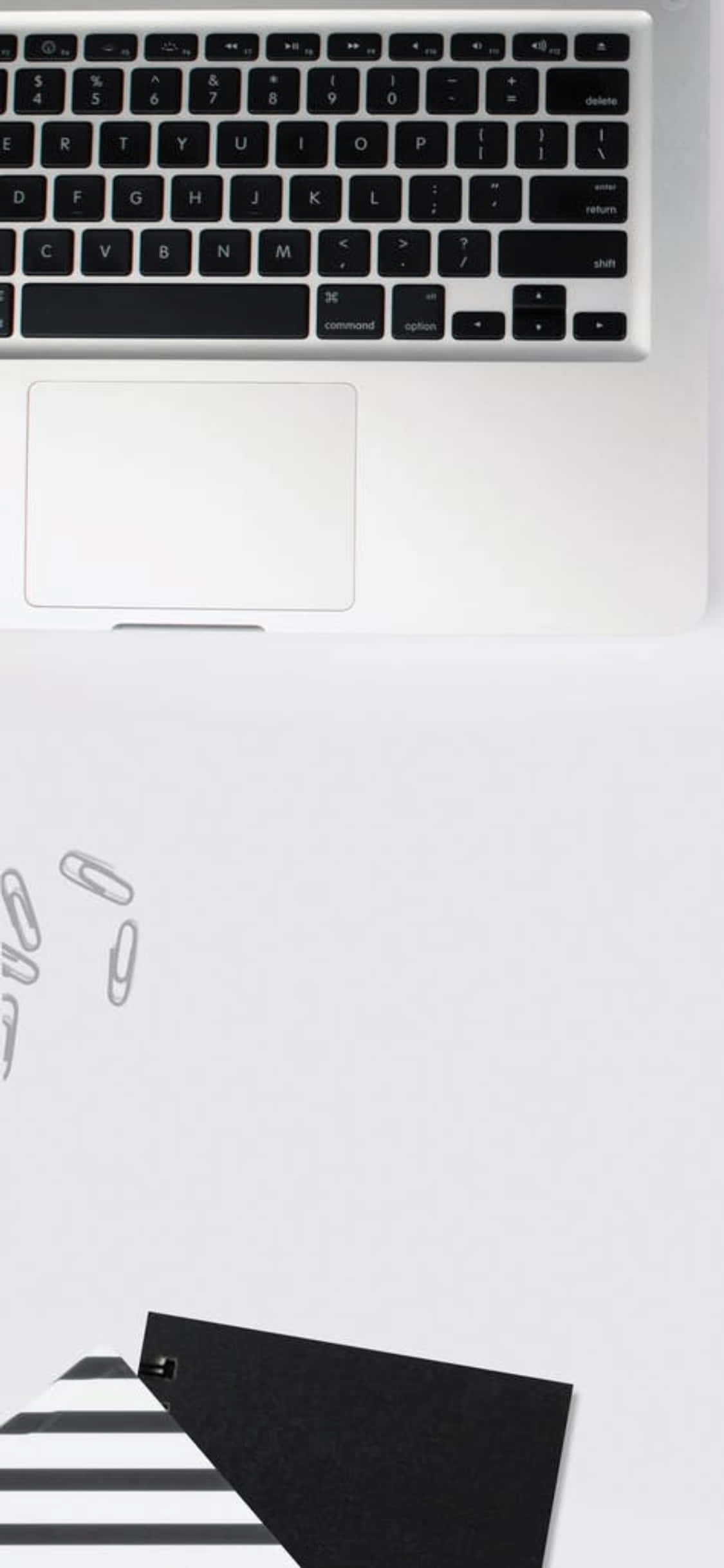 Φόντο γραφείου iPhone X με φορητό υπολογιστή και συνδετήρες Ταπετσαρία