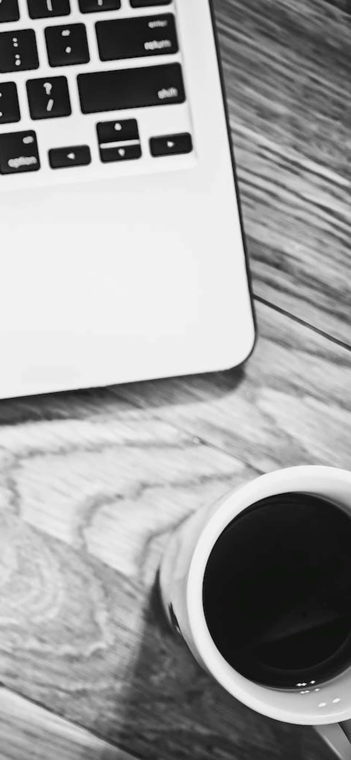 iPhone X Desk Background Ασπρόμαυρη Φωτογραφία με Φλιτζάνι και Φορητό Υπολογιστή Ταπετσαρία