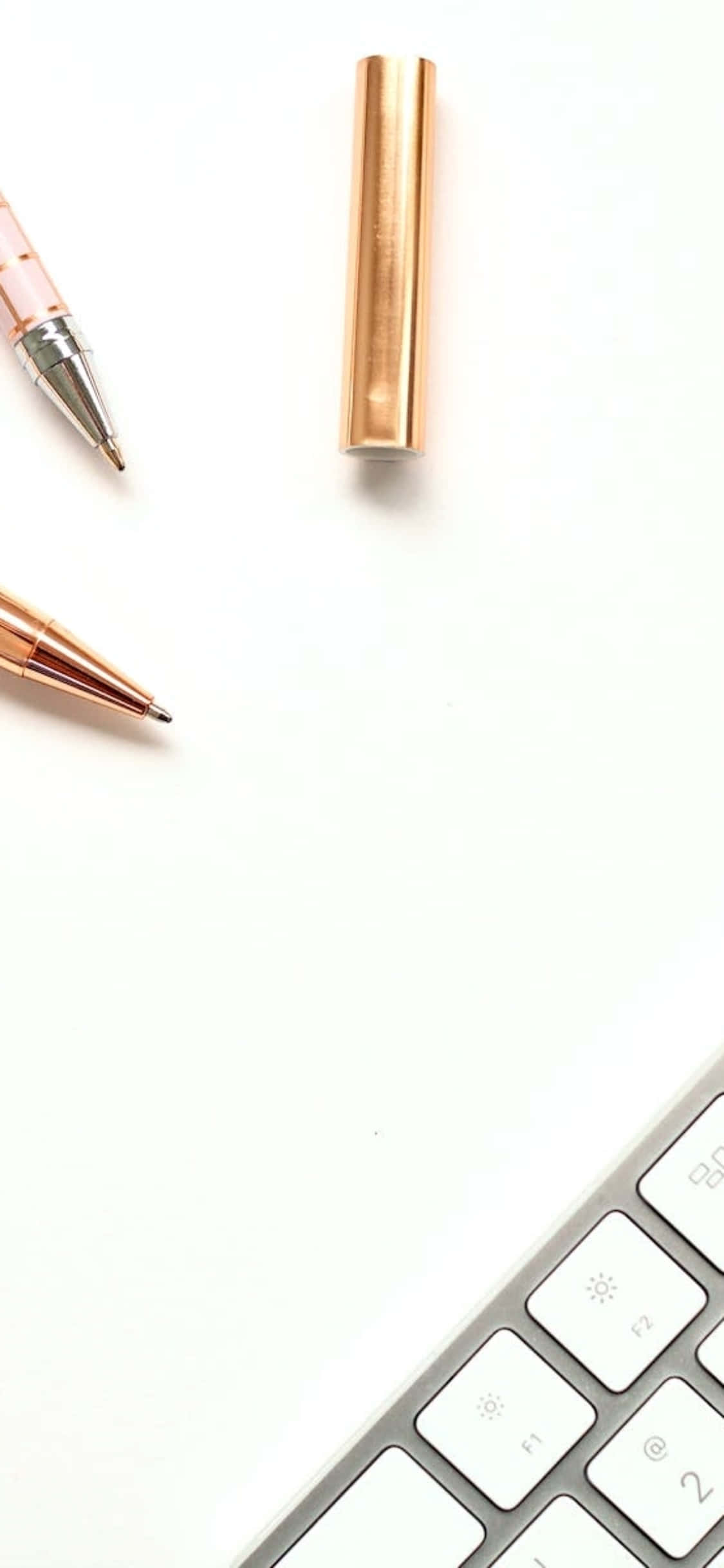 iPhone X Desk Background Χρυσά Στυλό Δίπλα σε Πληκτρολόγιο Ταπετσαρία
