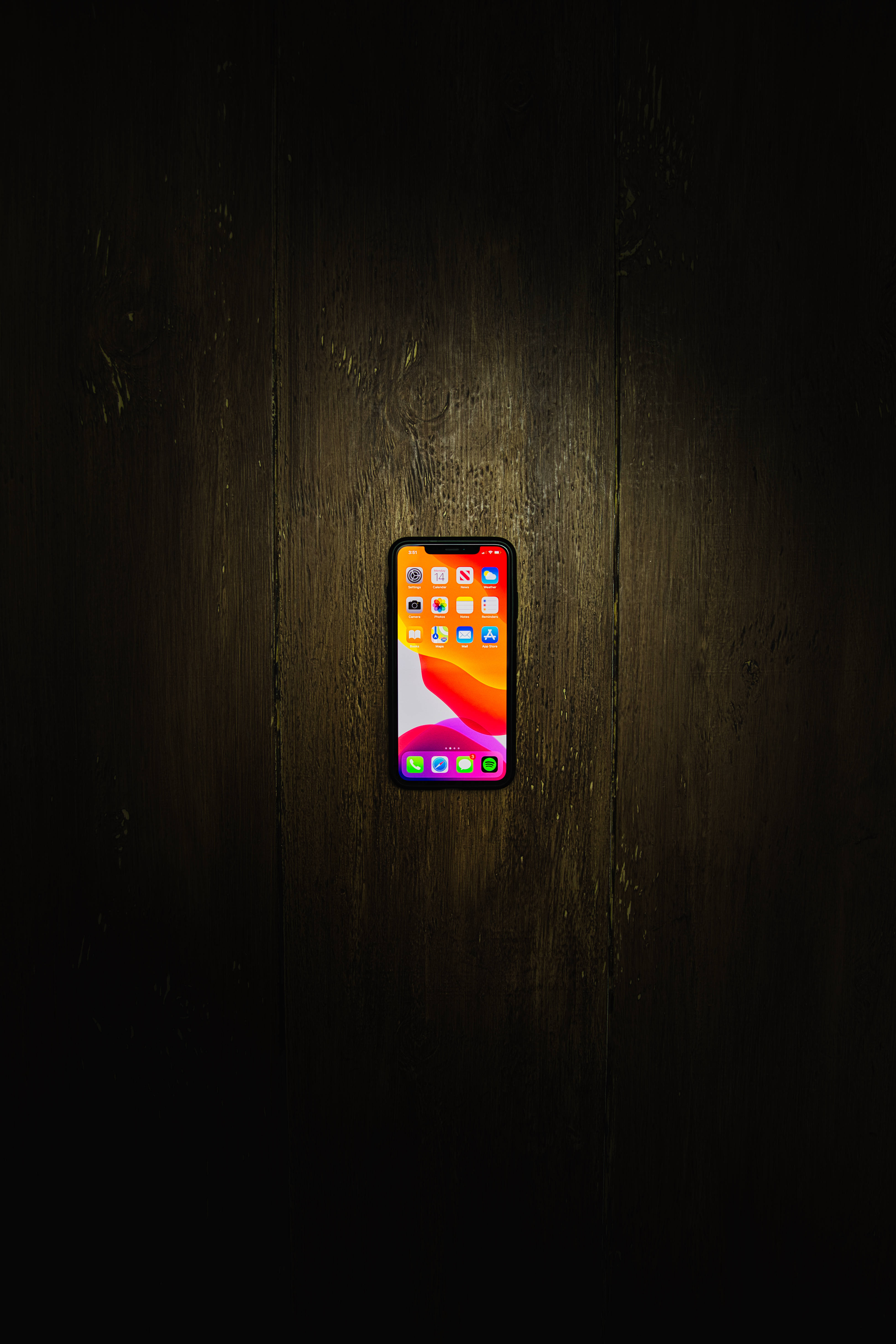 iPhone Xs Max σε ξύλινο πάτωμα Ταπετσαρία